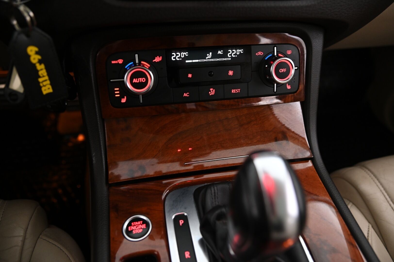 Volkswagen Touareg 2011 3,0 V6 Tiptronic 4Motion * Lohko / Panorama / Vetokoukku / Muistinahat / Takanäytöt / Peruutuskamera* - 2xrenkaat & vanteet / Hiljattain huollettu!* - HULLUT VÄLIPÄIVÄT KORKOTARJOUS 2,49%