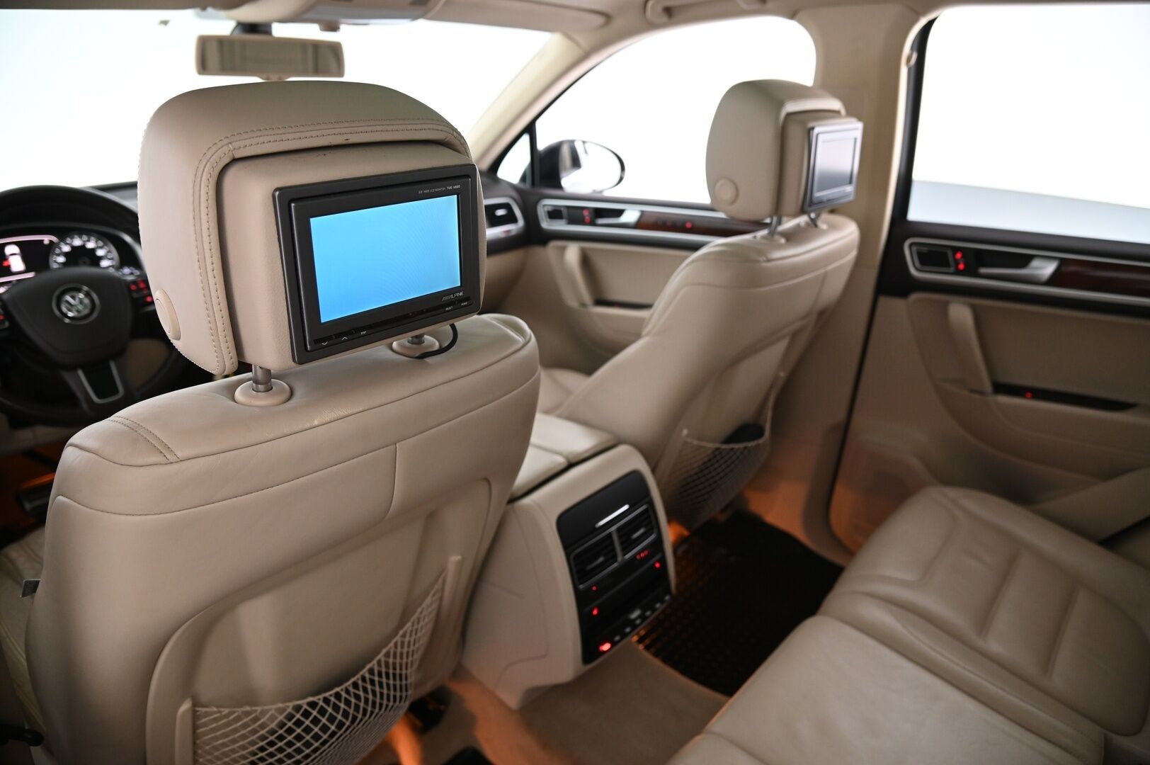 Volkswagen Touareg 2011 3,0 V6 Tiptronic 4Motion * Lohko / Panorama / Vetokoukku / Muistinahat / Takanäytöt / Peruutuskamera* - 2xrenkaat & vanteet / Hiljattain huollettu!* - HULLUT VÄLIPÄIVÄT KORKOTARJOUS 2,49%