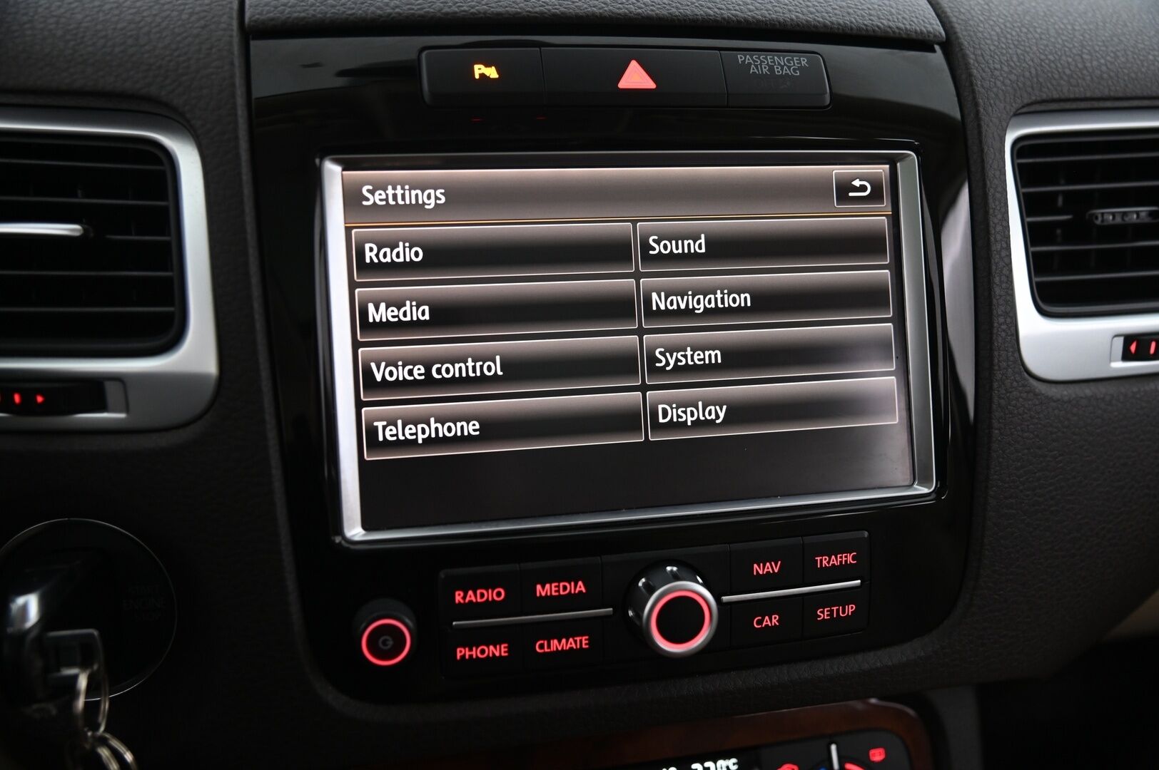 Volkswagen Touareg 2011 3,0 V6 Tiptronic 4Motion * Lohko / Panorama / Vetokoukku / Muistinahat / Takanäytöt / Peruutuskamera* - 2xrenkaat & vanteet / Hiljattain huollettu!* - HULLUT VÄLIPÄIVÄT KORKOTARJOUS 2,49%