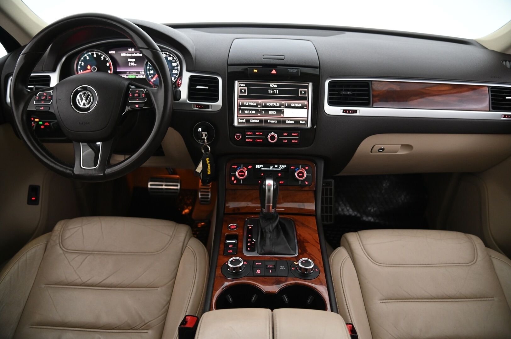 Volkswagen Touareg 2011 3,0 V6 Tiptronic 4Motion * Lohko / Panorama / Vetokoukku / Muistinahat / Takanäytöt / Peruutuskamera* - 2xrenkaat & vanteet / Hiljattain huollettu!* - Osta nyt, maksa vasta ensi vuonna