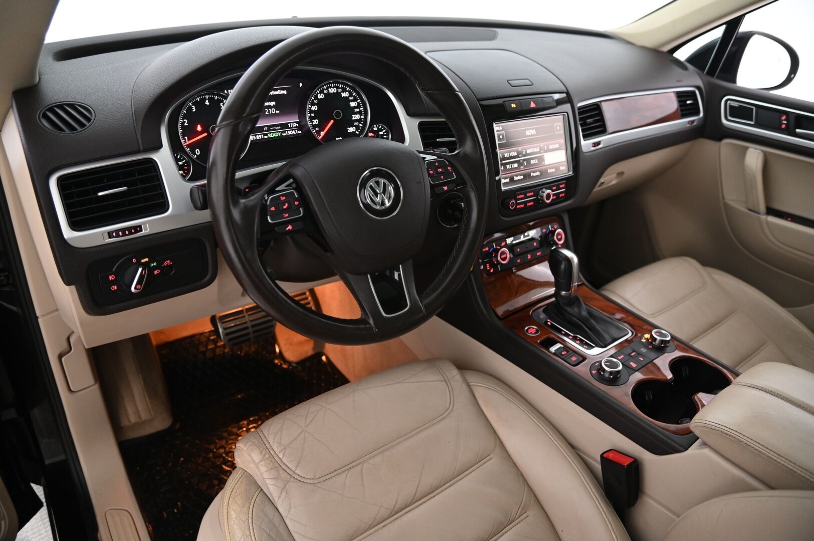 Volkswagen Touareg 2011 3,0 V6 Tiptronic 4Motion * Lohko / Panorama / Vetokoukku / Muistinahat / Takanäytöt / Peruutuskamera* - 2xrenkaat & vanteet / Hiljattain huollettu!* - HULLUT VÄLIPÄIVÄT KORKOTARJOUS 2,49%