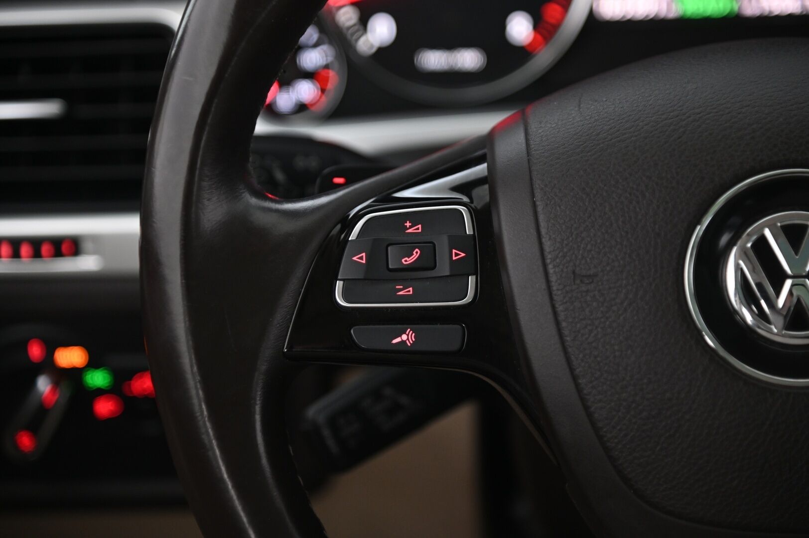 Volkswagen Touareg 2011 3,0 V6 Tiptronic 4Motion * Lohko / Panorama / Vetokoukku / Muistinahat / Takanäytöt / Peruutuskamera* - 2xrenkaat & vanteet / Hiljattain huollettu!* - HULLUT VÄLIPÄIVÄT KORKOTARJOUS 2,49%