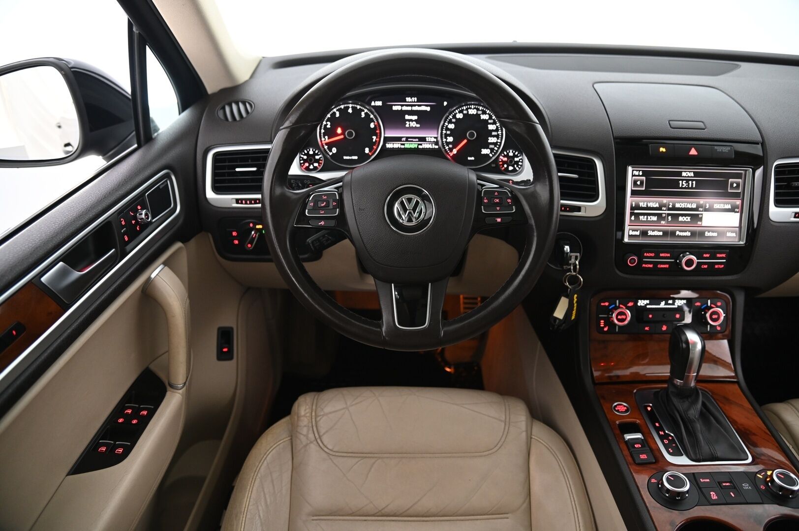 Volkswagen Touareg 2011 3,0 V6 Tiptronic 4Motion * Lohko / Panorama / Vetokoukku / Muistinahat / Takanäytöt / Peruutuskamera* - 2xrenkaat & vanteet / Hiljattain huollettu!* - Osta nyt, maksa vasta ensi vuonna