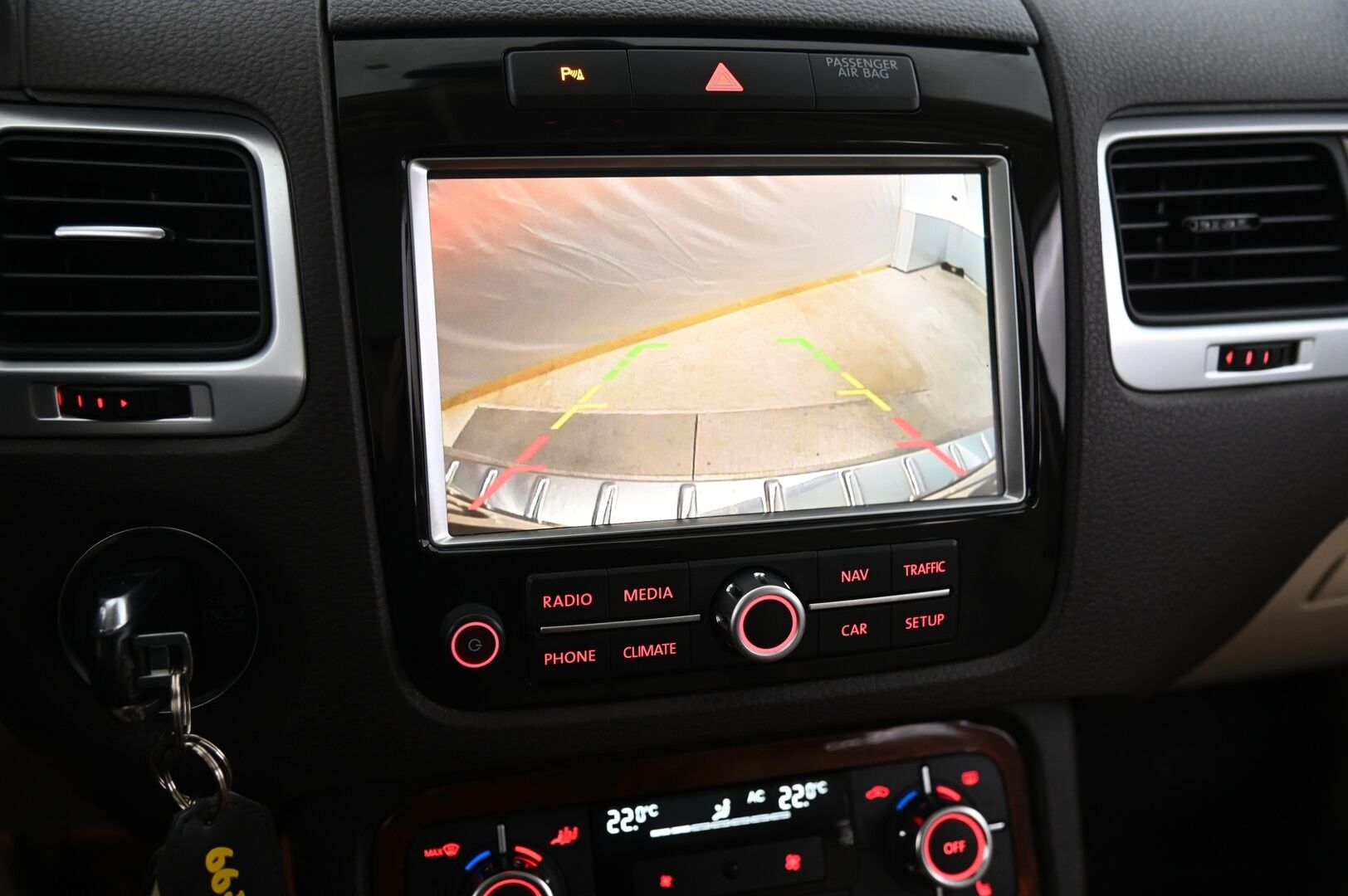 Volkswagen Touareg 2011 3,0 V6 Tiptronic 4Motion * Lohko / Panorama / Vetokoukku / Muistinahat / Takanäytöt / Peruutuskamera* - 2xrenkaat & vanteet / Hiljattain huollettu!* - HULLUT VÄLIPÄIVÄT KORKOTARJOUS 2,49%