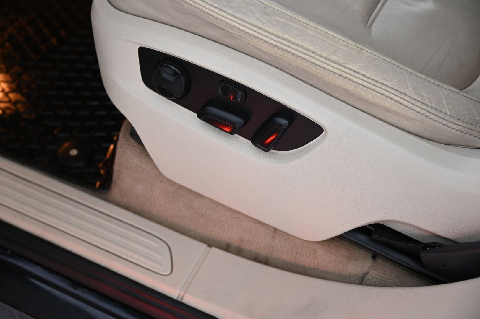 Volkswagen Touareg 2011 3,0 V6 Tiptronic 4Motion * Lohko / Panorama / Vetokoukku / Muistinahat / Takanäytöt / Peruutuskamera* - 2xrenkaat & vanteet / Hiljattain huollettu!* - HULLUT VÄLIPÄIVÄT KORKOTARJOUS 2,49%