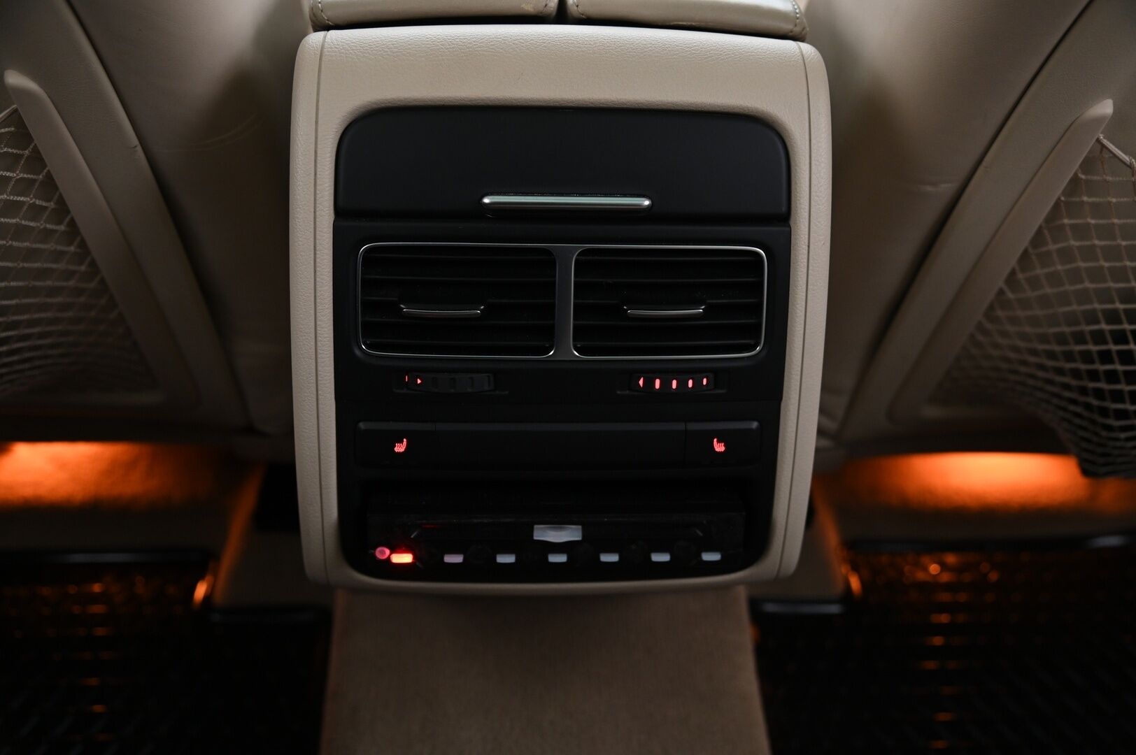 Volkswagen Touareg 2011 3,0 V6 Tiptronic 4Motion * Lohko / Panorama / Vetokoukku / Muistinahat / Takanäytöt / Peruutuskamera* - 2xrenkaat & vanteet / Hiljattain huollettu!* - HULLUT VÄLIPÄIVÄT KORKOTARJOUS 2,49%