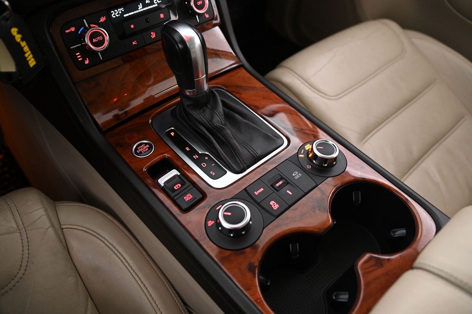 Volkswagen Touareg 2011 3,0 V6 Tiptronic 4Motion * Lohko / Panorama / Vetokoukku / Muistinahat / Takanäytöt / Peruutuskamera* - 2xrenkaat & vanteet / Hiljattain huollettu!* - Osta nyt, maksa vasta ensi vuonna