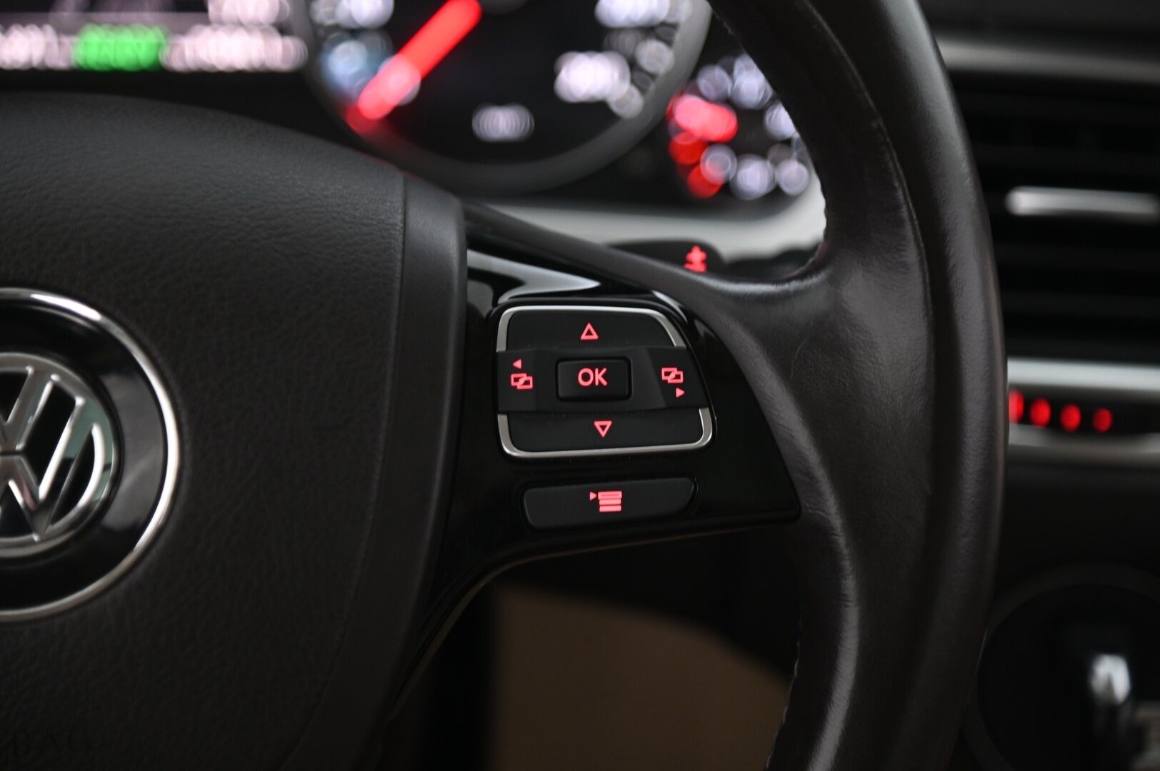 Volkswagen Touareg 2011 3,0 V6 Tiptronic 4Motion * Lohko / Panorama / Vetokoukku / Muistinahat / Takanäytöt / Peruutuskamera* - 2xrenkaat & vanteet / Hiljattain huollettu!* - Osta nyt, maksa vasta ensi vuonna