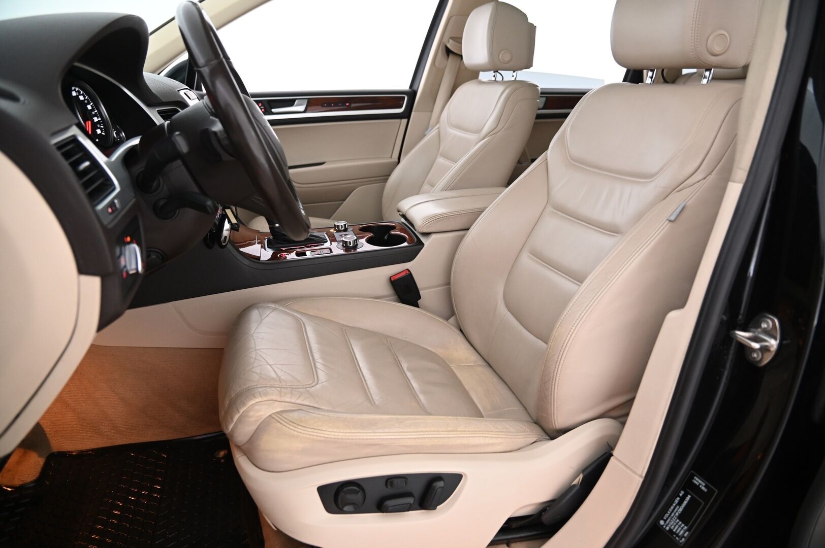 Volkswagen Touareg 2011 3,0 V6 Tiptronic 4Motion * Lohko / Panorama / Vetokoukku / Muistinahat / Takanäytöt / Peruutuskamera* - 2xrenkaat & vanteet / Hiljattain huollettu!* - Osta nyt, maksa vasta ensi vuonna