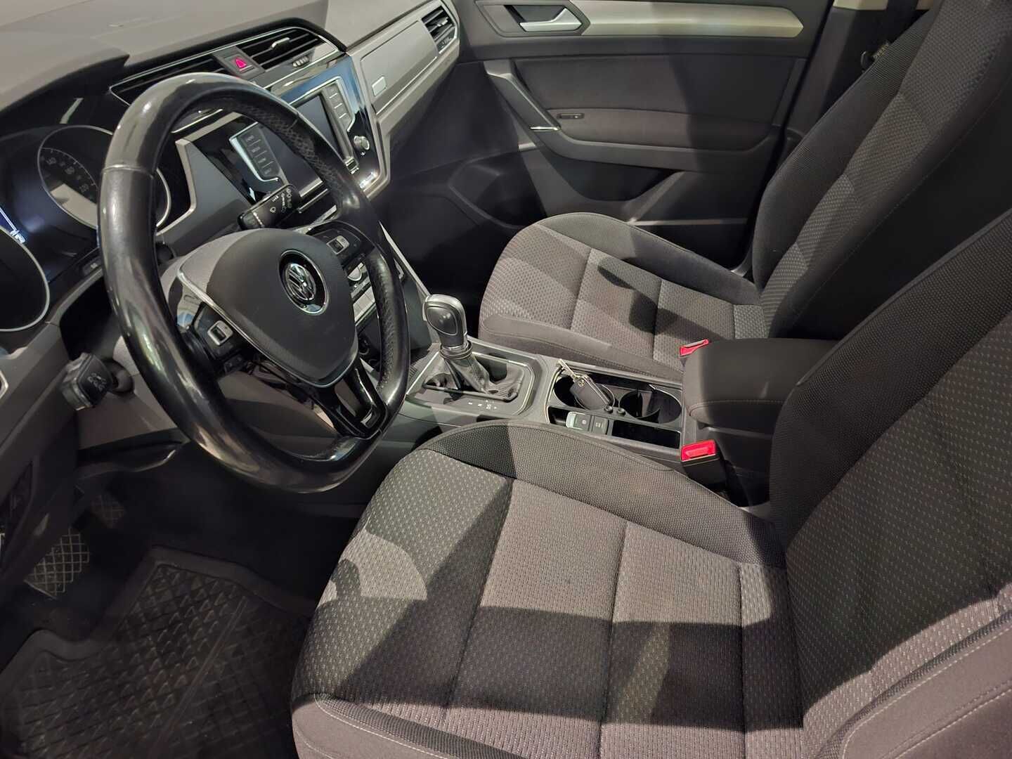 Volkswagen Touran 2017 Comfortline 1,6 TDI 85 kW (115 hv) DSG-automaatti - | 7-paikkainen | Webasto | Tutkat | Navi | Hyvä huoltohistoria |