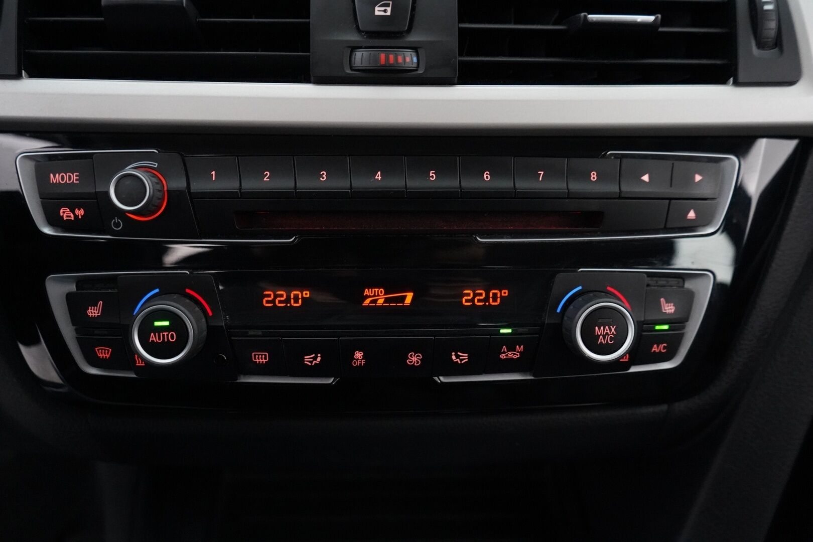 BMW 318 2017 F30 Sedan 318i A Business Exclusive Edition *Ratinlämmitin / Tutkat / Nahkapenkit / Vakkari* - 2-omisteinen / Suomi-auto / Kahdet renkaat BMW alumiinivantein