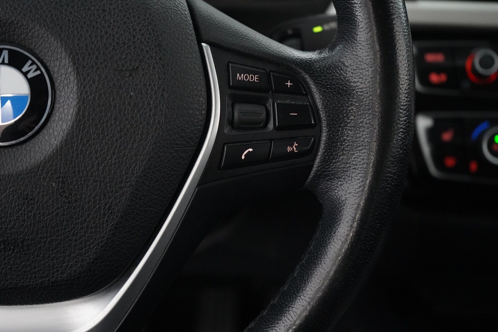 BMW 318 2017 F30 Sedan 318i A Business Exclusive Edition *Ratinlämmitin / Tutkat / Nahkapenkit / Vakkari* - 2-omisteinen / Suomi-auto / Kahdet renkaat BMW alumiinivantein