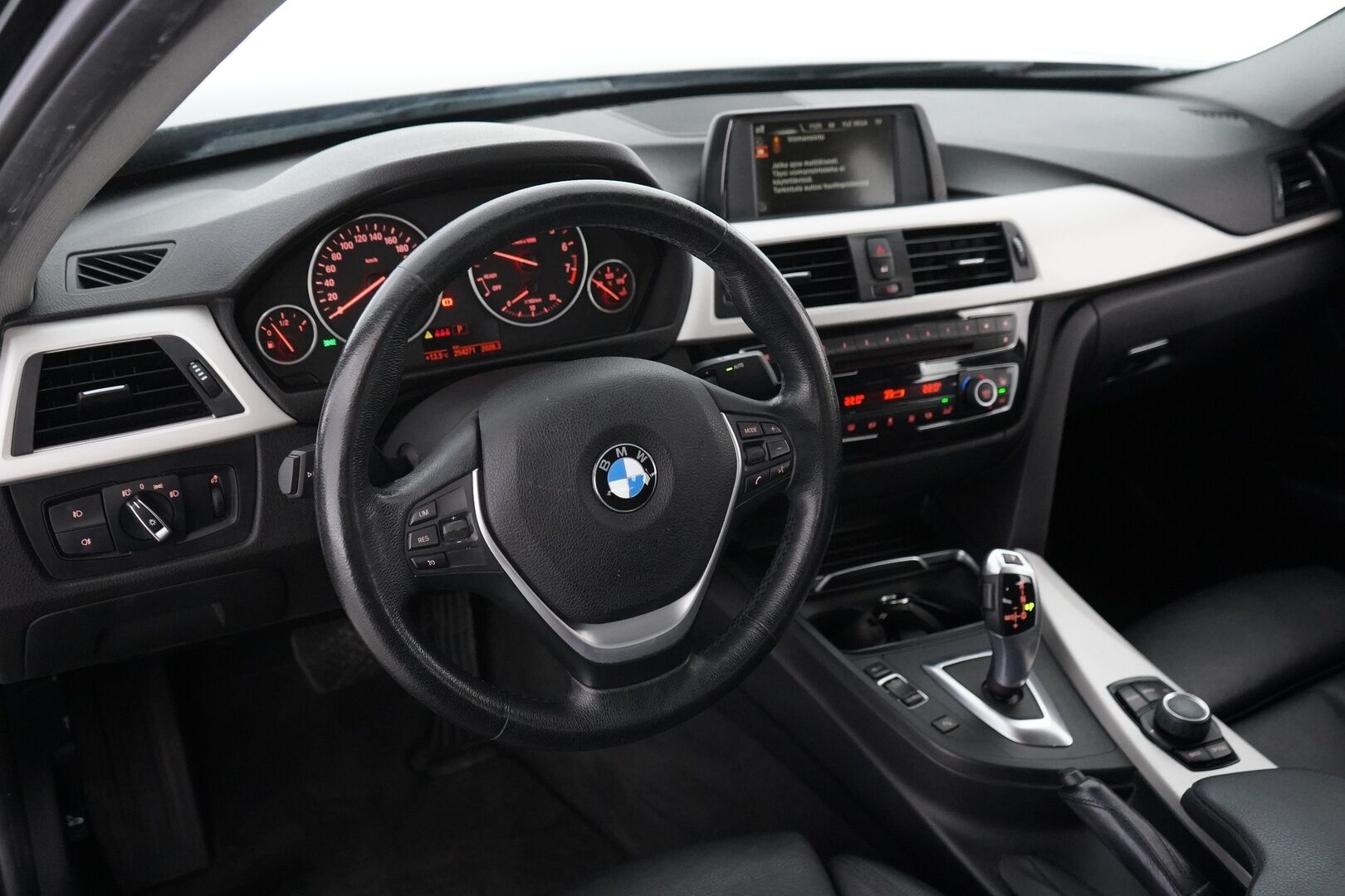 BMW 318 2017 F30 Sedan 318i A Business Exclusive Edition - KATSO HINTA! / Nahkapenkit | Ratinlämmitin | Tutkat | Vakkari | 2-omisteinen | Suomi-auto | Kahdet renkaat BMW alumiinivantein