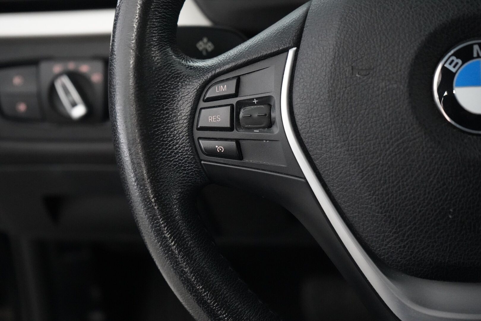 BMW 318 2017 F30 Sedan 318i A Business Exclusive Edition *Ratinlämmitin / Tutkat / Nahkapenkit / Vakkari* - KATSO POIKKEUKSELLINEN HINTA! / 2-omisteinen / Suomi-auto / Kahdet renkaat BMW alumiinivantein - HULLUT AVAJAISHULINAT KORKOTARJOUS 3,29 %