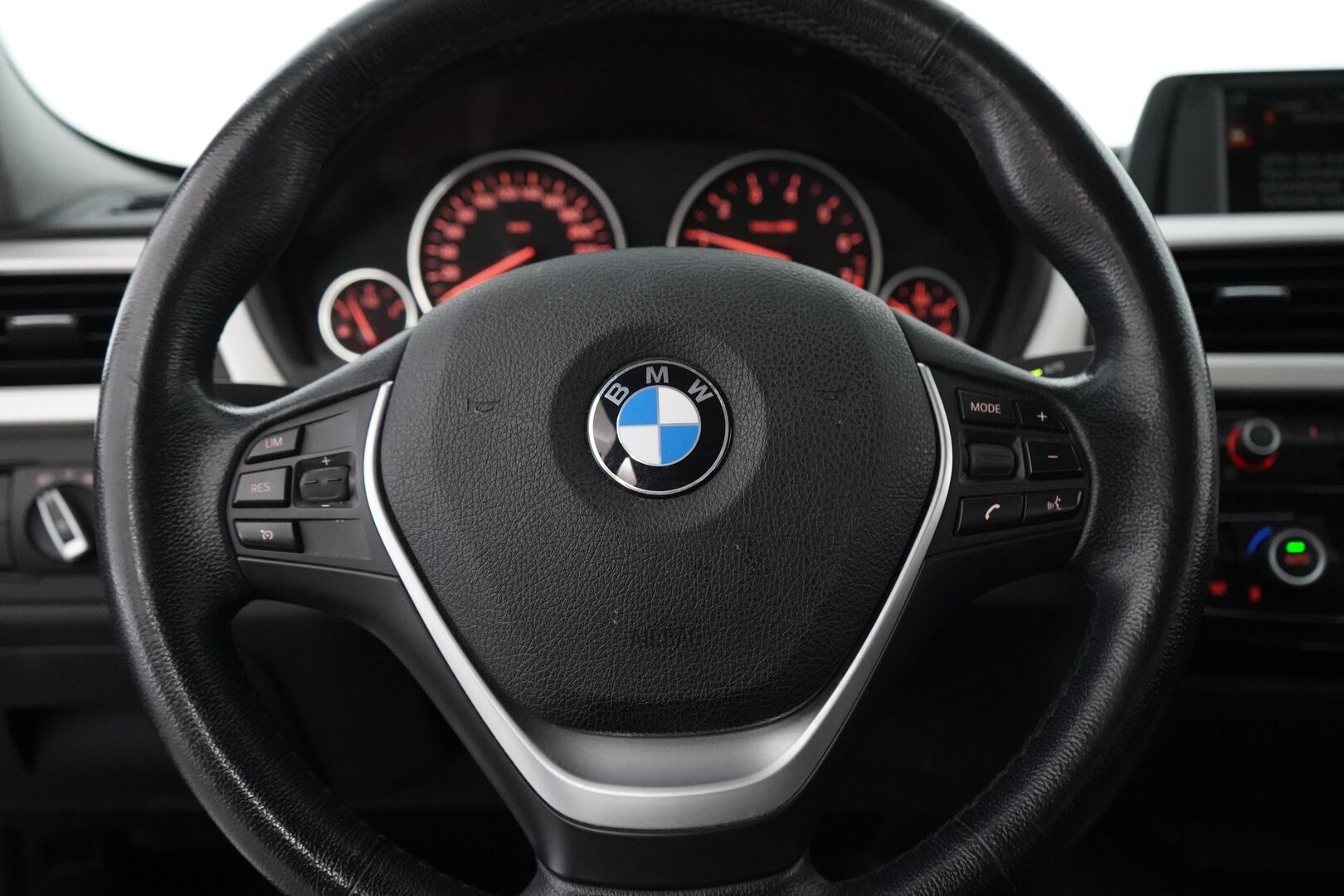 BMW 318 2017 F30 Sedan 318i A Business Exclusive Edition - KATSO HINTA! / Nahkapenkit | Ratinlämmitin | Tutkat | Vakkari | 2-omisteinen | Suomi-auto | Kahdet renkaat BMW alumiinivantein