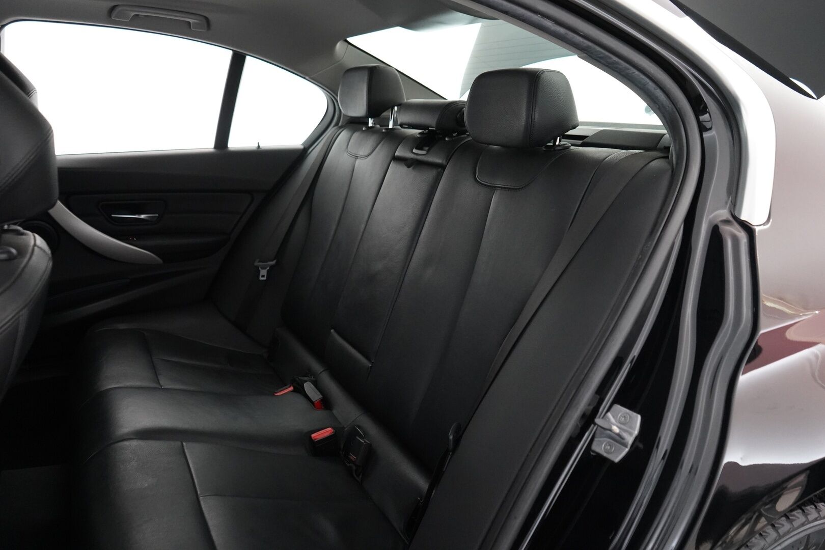 BMW 318 2017 F30 Sedan 318i A Business Exclusive Edition *Ratinlämmitin / Tutkat / Nahkapenkit / Vakkari* - 2-omisteinen / Suomi-auto / Kahdet renkaat BMW alumiinivantein