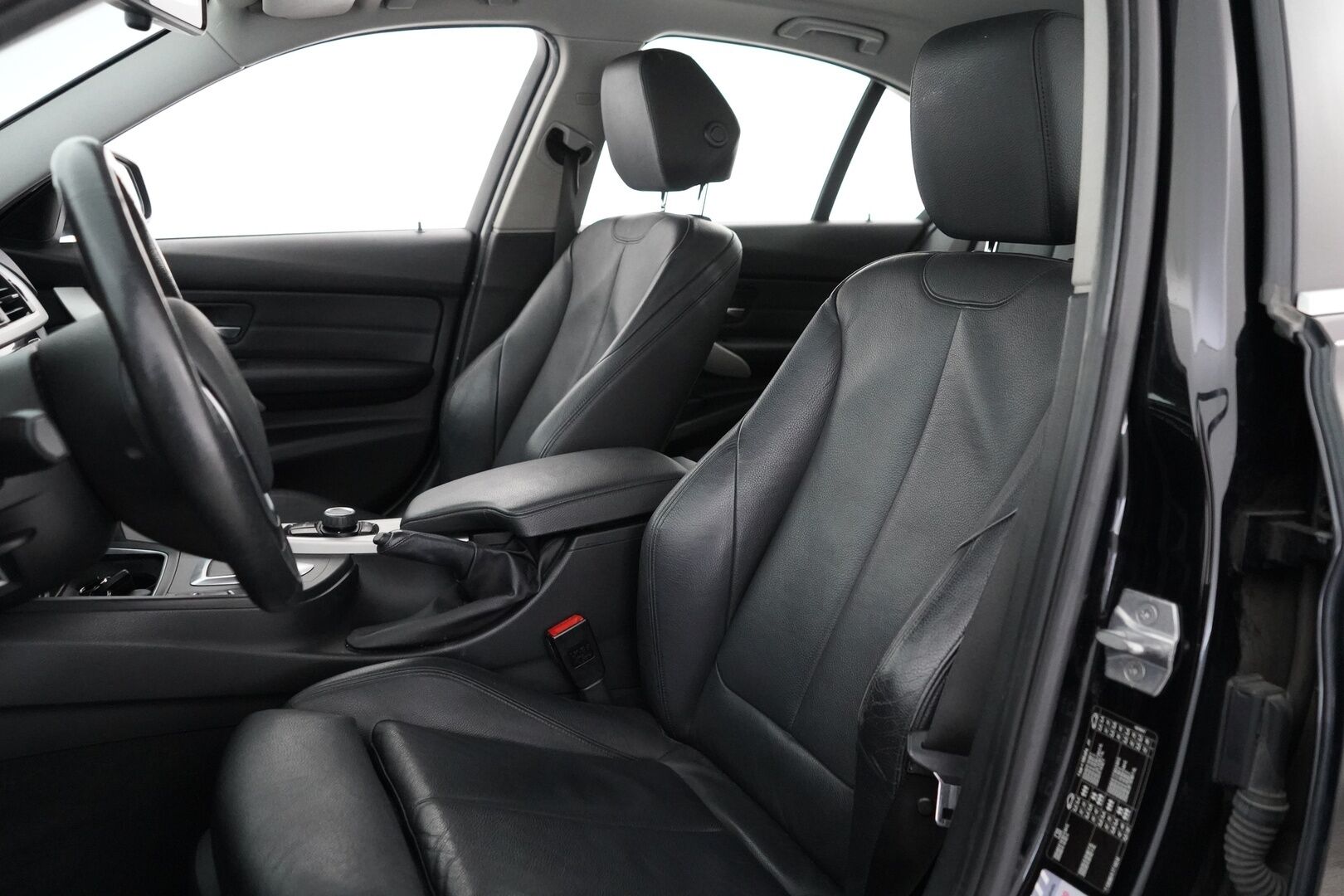 BMW 318 2017 F30 Sedan 318i A Business Exclusive Edition *Ratinlämmitin / Tutkat / Nahkapenkit / Vakkari* - 2-omisteinen / Suomi-auto / Kahdet renkaat BMW alumiinivantein