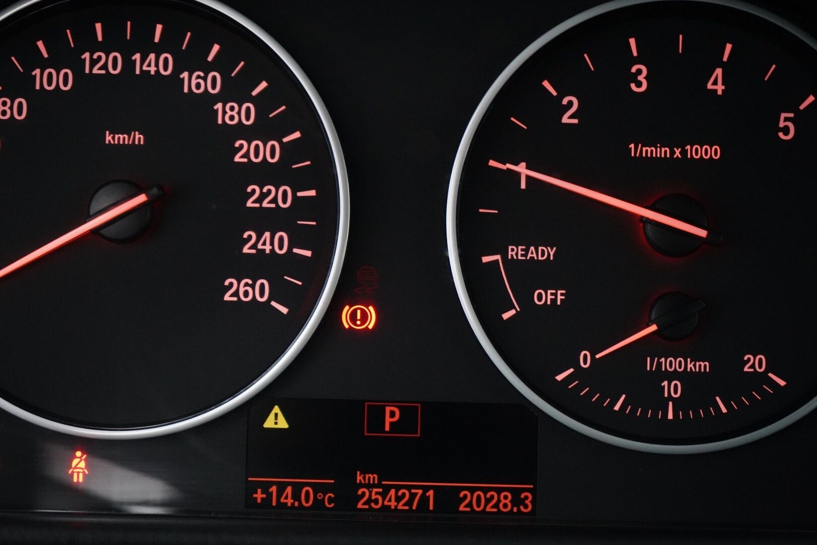 BMW 318 2017 F30 Sedan 318i A Business Exclusive Edition *Ratinlämmitin / Tutkat / Nahkapenkit / Vakkari* - 2-omisteinen / Suomi-auto / Kahdet renkaat BMW alumiinivantein