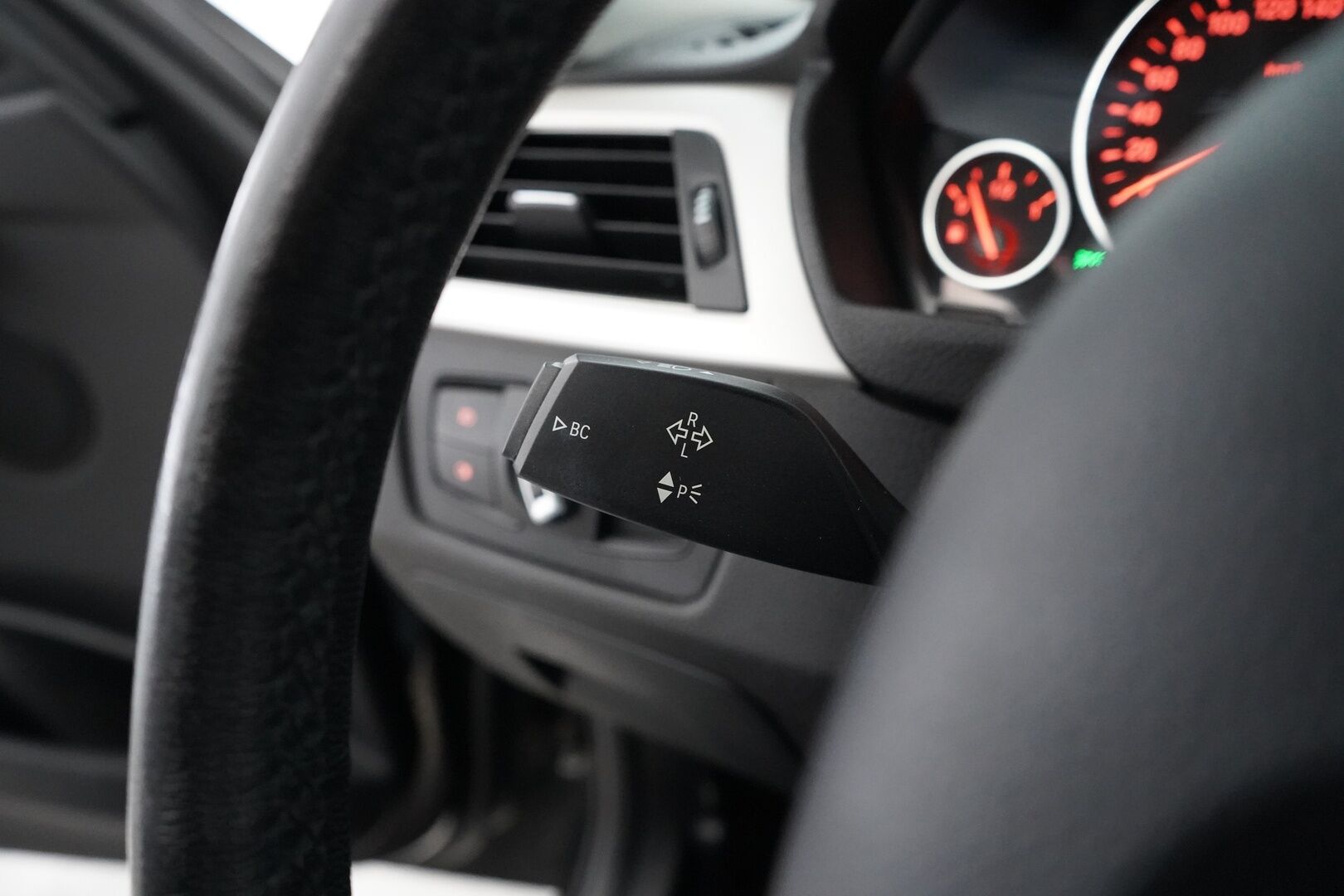 BMW 318 2017 F30 Sedan 318i A Business Exclusive Edition *Ratinlämmitin / Tutkat / Nahkapenkit / Vakkari* - KATSO POIKKEUKSELLINEN HINTA! / 2-omisteinen / Suomi-auto / Kahdet renkaat BMW alumiinivantein - HULLUT AVAJAISHULINAT KORKOTARJOUS 3,29 %