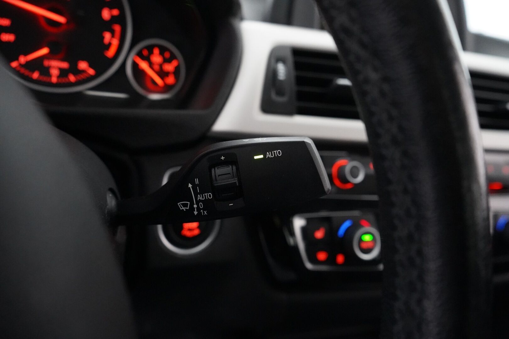 BMW 318 2017 F30 Sedan 318i A Business Exclusive Edition *Ratinlämmitin / Tutkat / Nahkapenkit / Vakkari* - KATSO POIKKEUKSELLINEN HINTA! / 2-omisteinen / Suomi-auto / Kahdet renkaat BMW alumiinivantein - HULLUT AVAJAISHULINAT KORKOTARJOUS 3,29 %