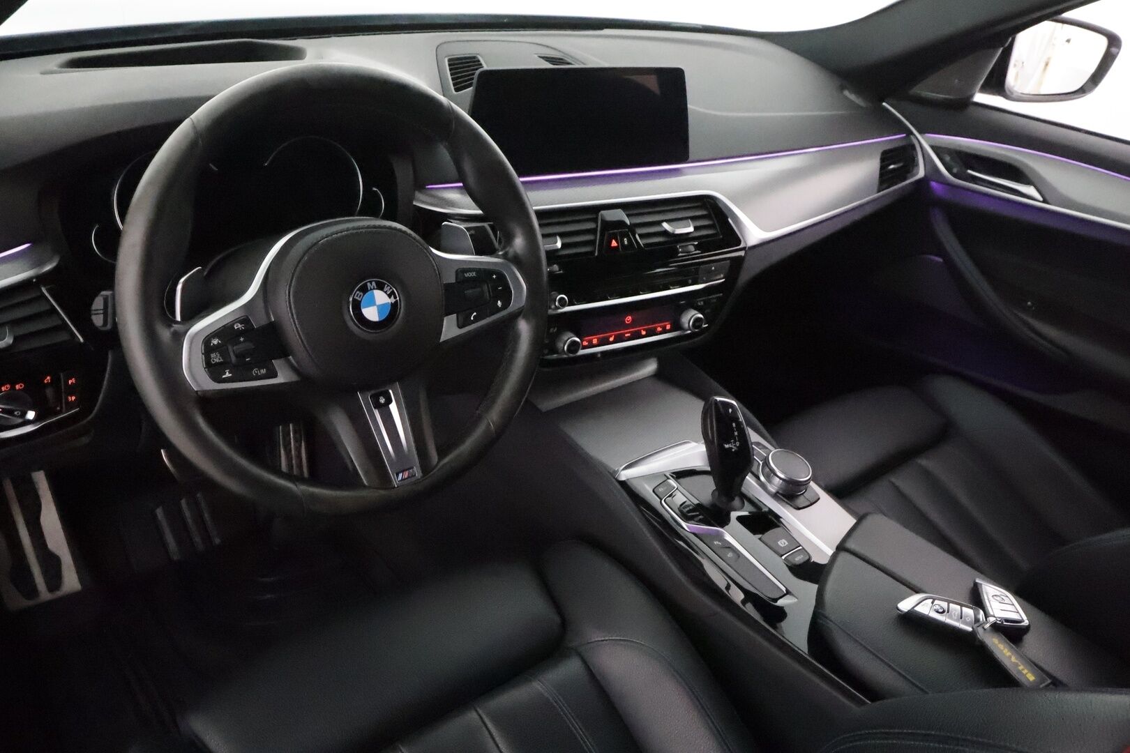 BMW 520 2017 G30 Sedan 520d A xDrive M-Sport **ACC / HUD / H&K / Muistipenkki / 360° / Adapt.LED / Navi / Comfort Access** - Suomi-auto / Kahdet renkaat aluvanteilla / Huippuvarusteet!