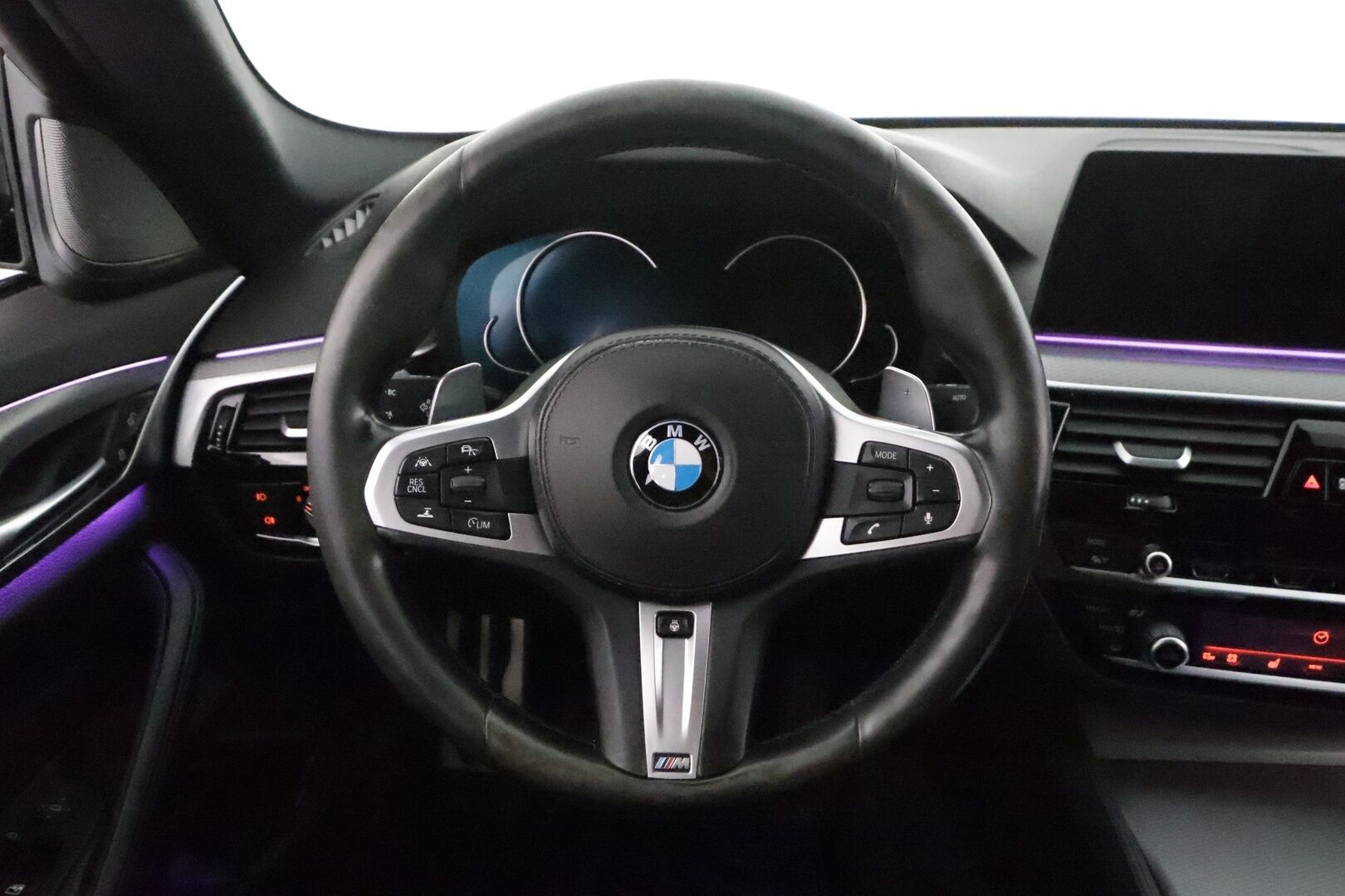 BMW 520 2017 G30 Sedan 520d A xDrive M-Sport **ACC / HUD / H&K / Muistipenkki / 360° / Adapt.LED / Navi / Comfort Access** - Suomi-auto / Kahdet renkaat aluvanteilla / Huippuvarusteet!