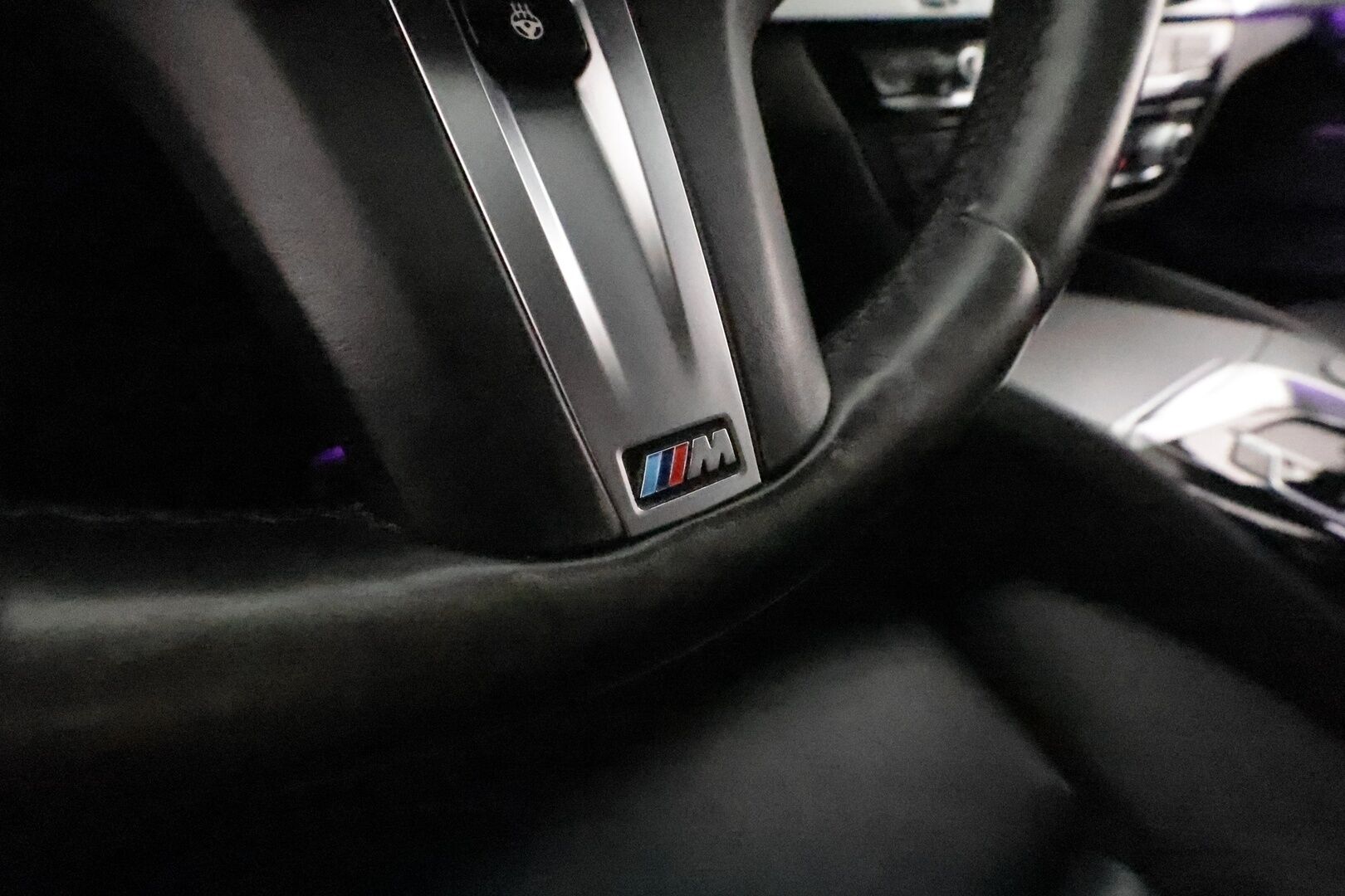 BMW 520 2017 G30 Sedan 520d A xDrive M-Sport **ACC / HUD / H&K / Muistipenkki / 360° / Adapt.LED / Navi / Comfort Access** - Suomi-auto / Kahdet renkaat aluvanteilla / Huippuvarusteet!