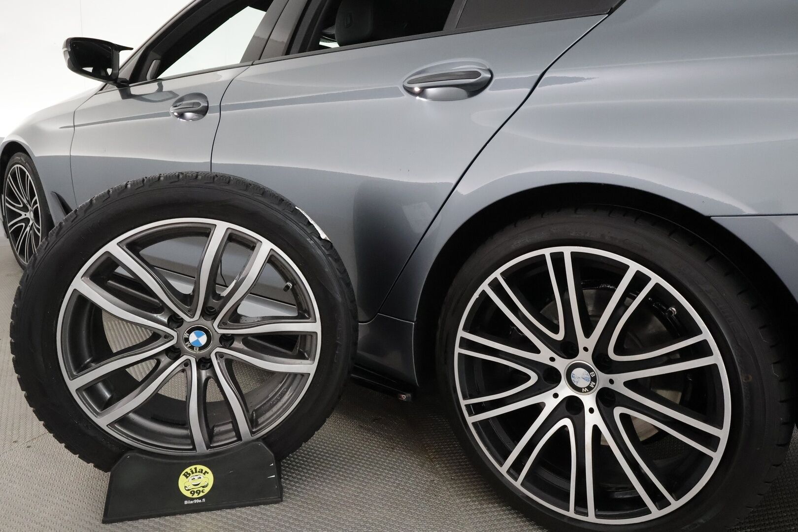 BMW 520 2017 G30 Sedan 520d A xDrive M-Sport **ACC / HUD / H&K / Muistipenkki / 360° / Adapt.LED / Navi / Comfort Access** - Suomi-auto / Kahdet renkaat aluvanteilla / Huippuvarusteet!