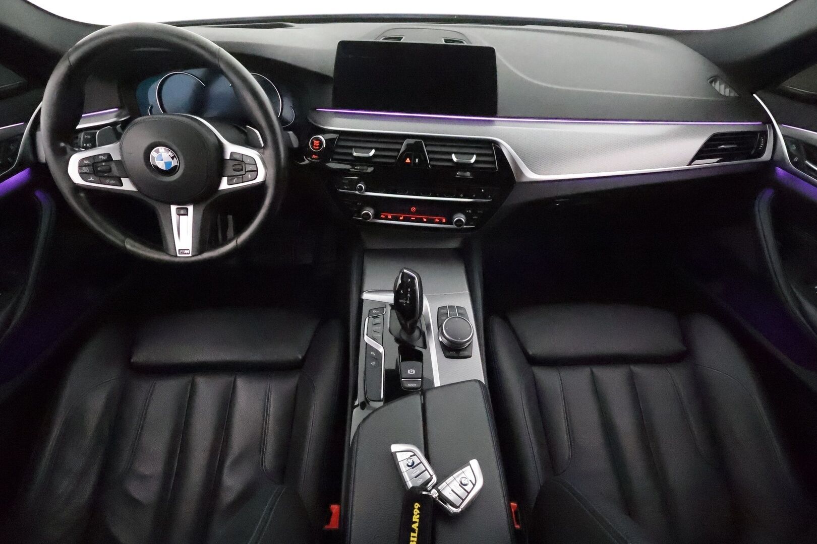 BMW 520 2017 G30 Sedan 520d A xDrive M-Sport **ACC / HUD / H&K / Muistipenkki / 360° / Adapt.LED / Navi / Comfort Access** - Suomi-auto / Kahdet renkaat aluvanteilla / Huippuvarusteet!