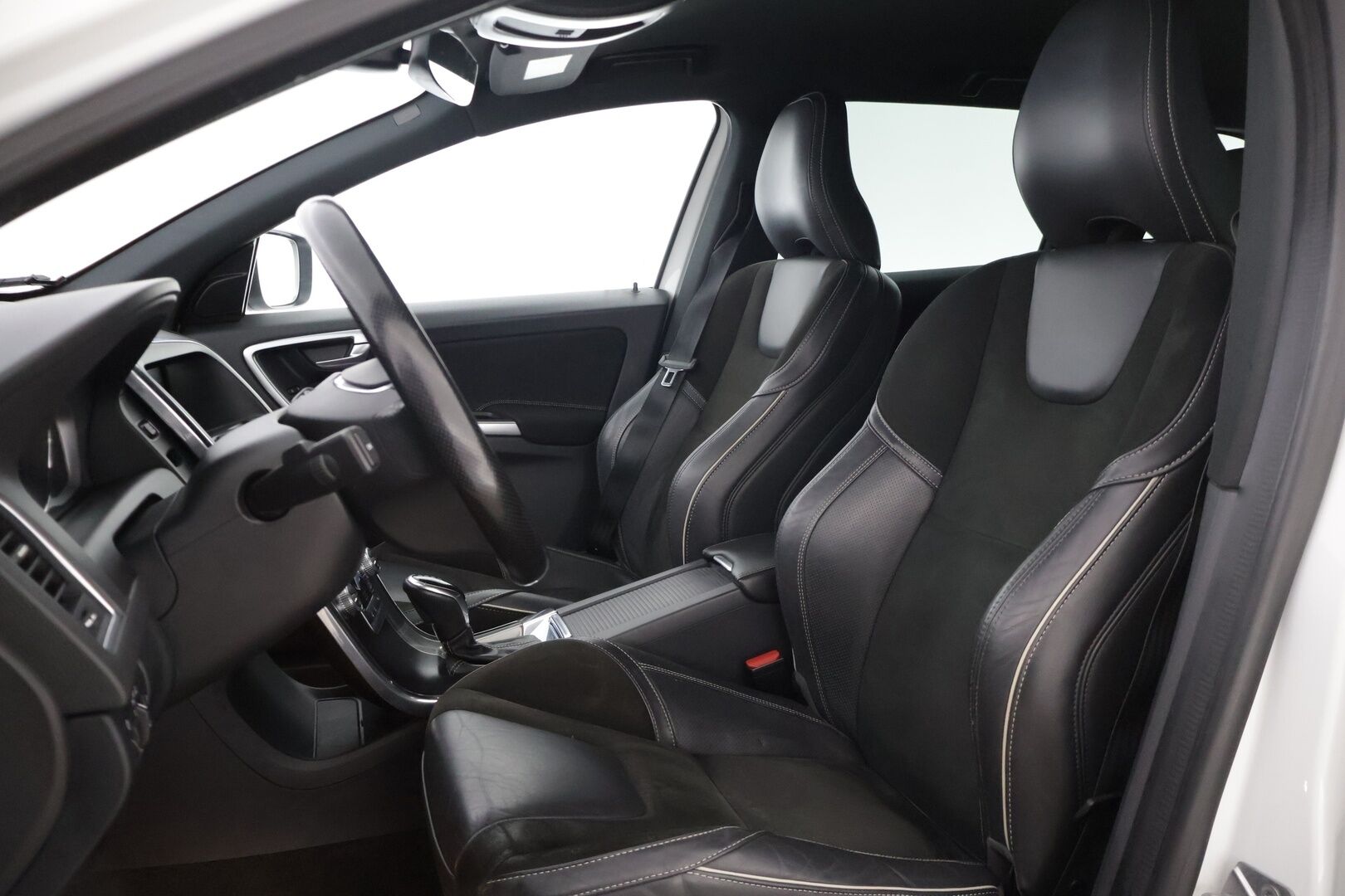 Volvo XC60 2017 D4 AWD Business Classic R-Design aut * Suomiauto / Webasto / Koukku / Lämm. tuulilasi / Peruutuskamera * - Facelift / Ratinlämmitin / Ylläpitolaturi / 2x renkaat vanteilla