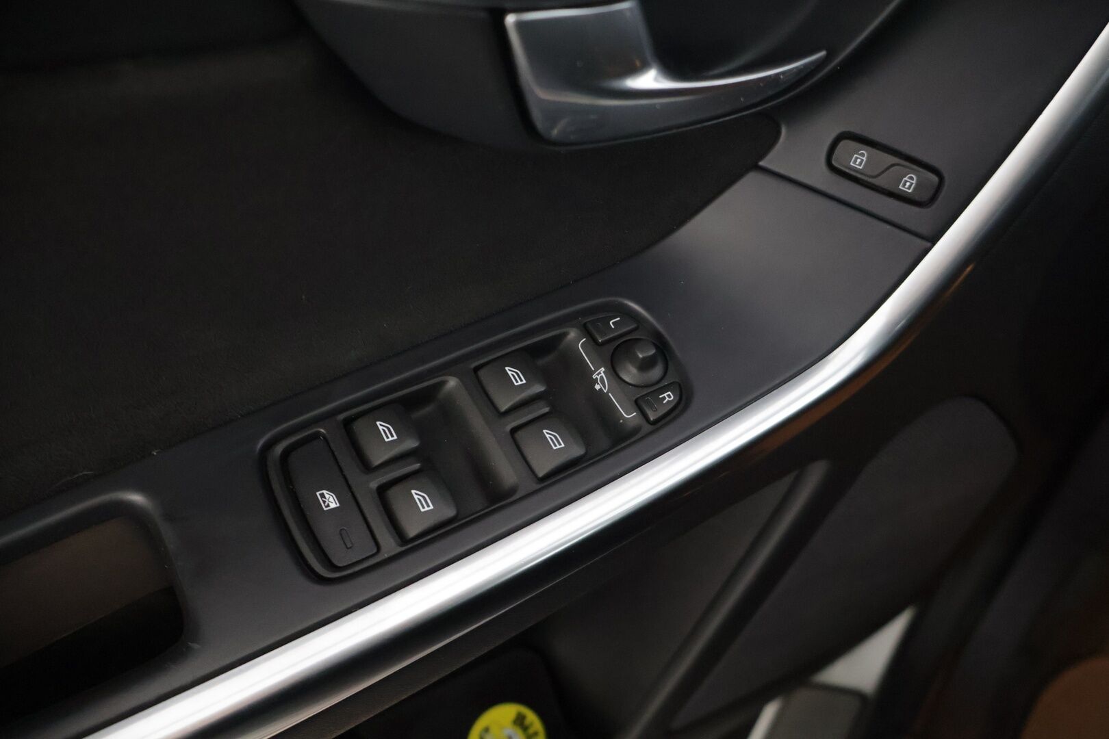 Volvo XC60 2017 D4 AWD Business Classic R-Design aut * Xenon / Webasto / Koukku / Lämm. tuulilasi / Peruutuskamera * - Parempi 2.4 moottori! / Jakopää tehty 2/26 / Suomi-auto / Facelift / Ratinlämmitin / Ylläpitolaturi / 2x renkaat vanteilla