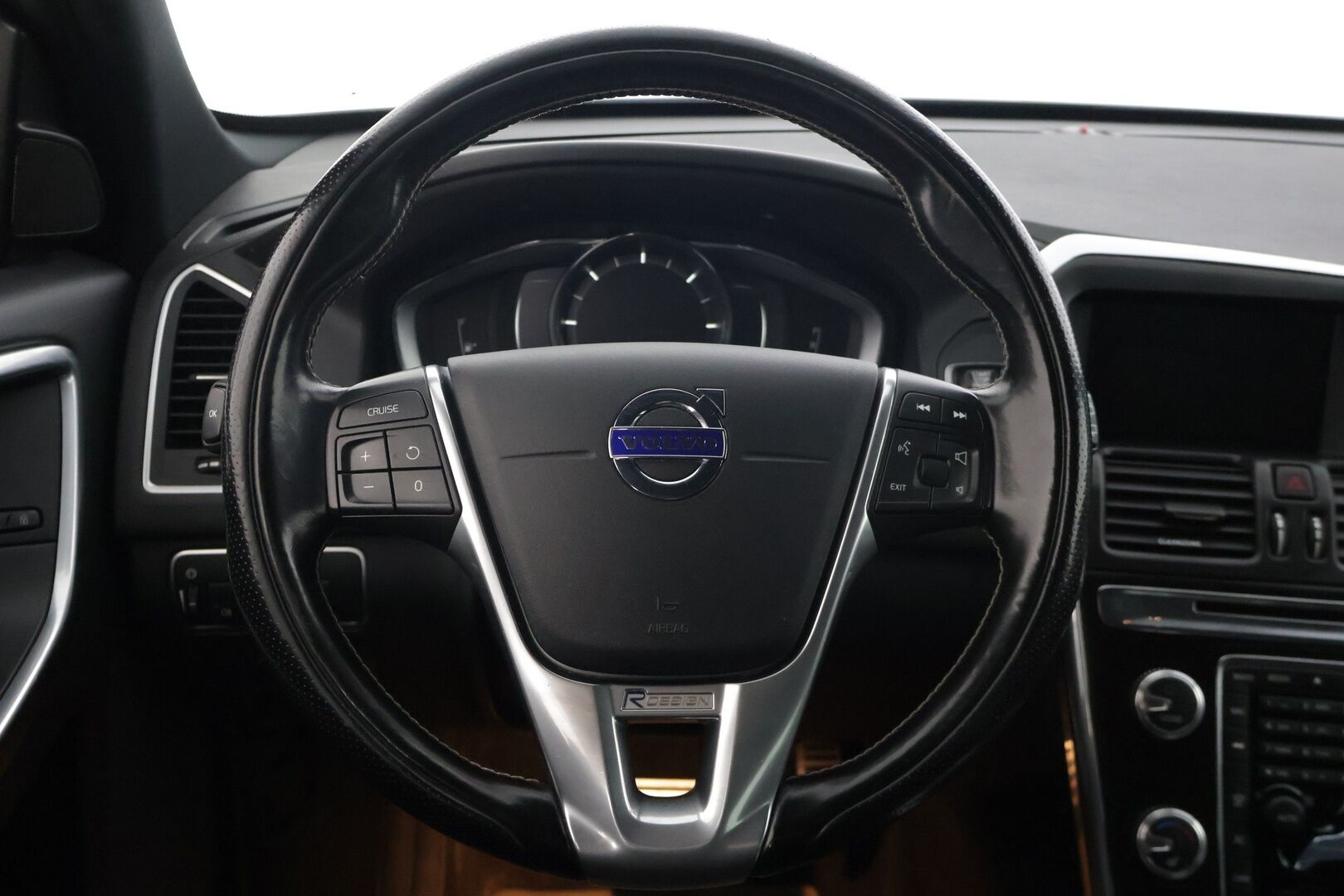 Volvo XC60 2017 D4 AWD Business Classic R-Design aut * Suomiauto / Webasto / Koukku / Lämm. tuulilasi / Peruutuskamera * - Facelift / Ratinlämmitin / Ylläpitolaturi / 2x renkaat vanteilla