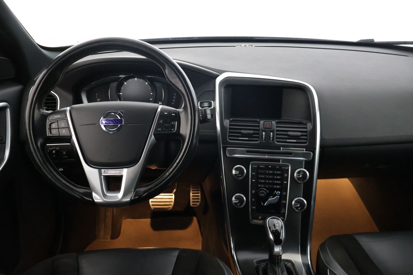 Volvo XC60 2017 D4 AWD Business Classic R-Design aut * Suomiauto / Webasto / Koukku / Lämm. tuulilasi / Peruutuskamera * - Facelift / Ratinlämmitin / Ylläpitolaturi / 2x renkaat vanteilla