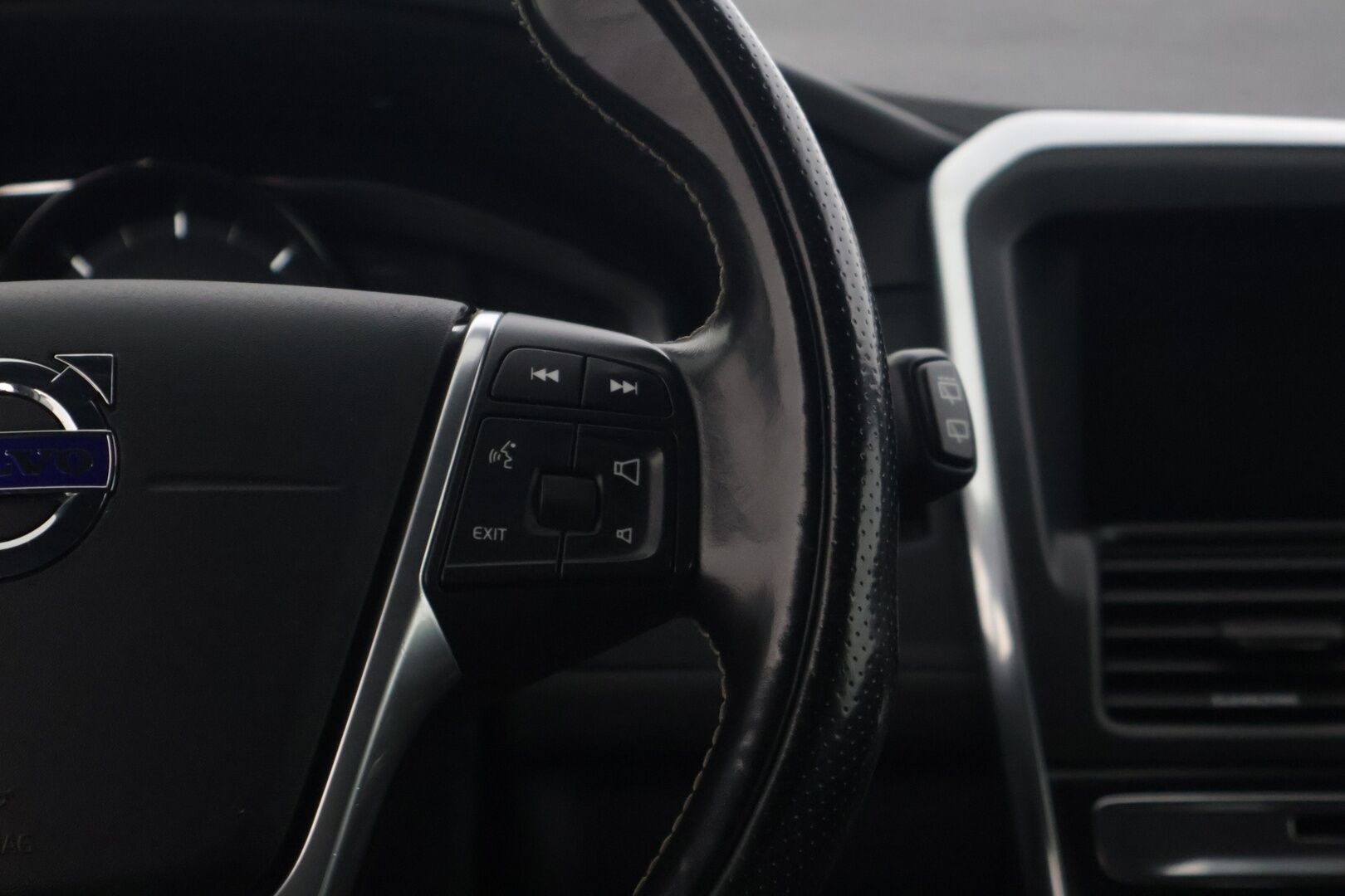 Volvo XC60 2017 D4 AWD Business Classic R-Design aut * Suomiauto / Webasto / Koukku / Lämm. tuulilasi / Peruutuskamera * - Facelift / Ratinlämmitin / Ylläpitolaturi / 2x renkaat vanteilla