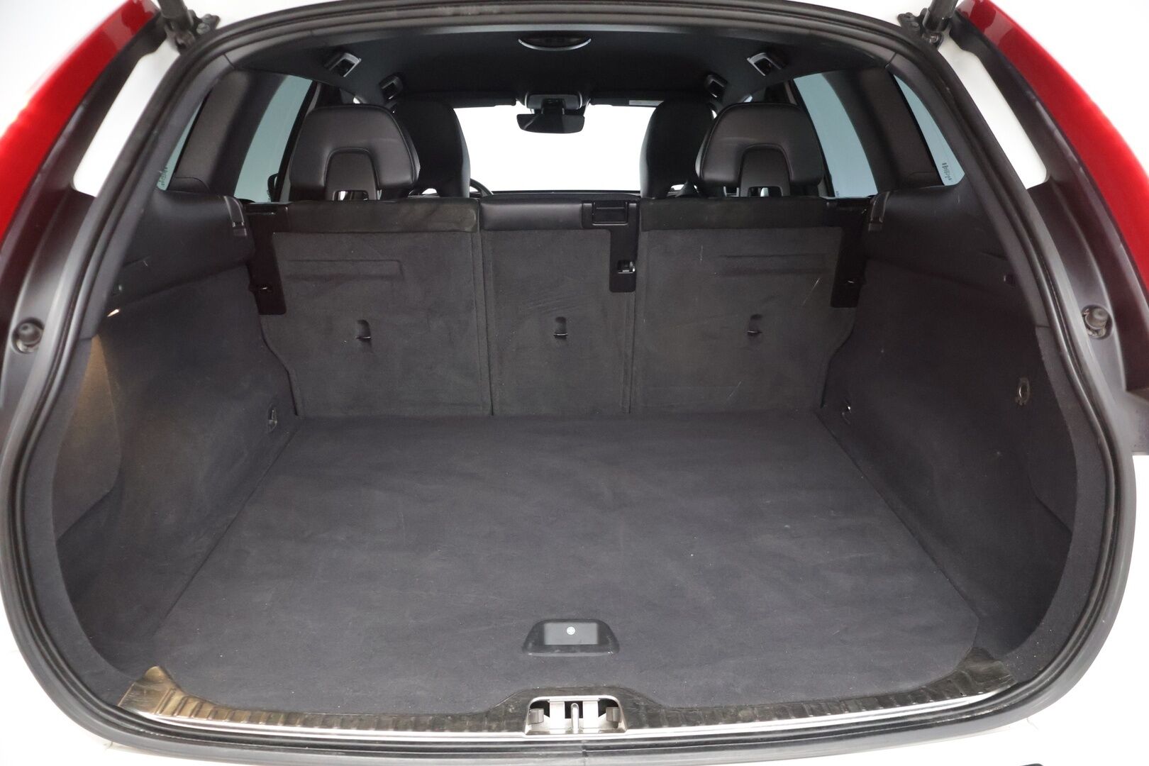 Volvo XC60 2017 D4 AWD Business Classic R-Design aut * Xenon / Webasto / Koukku / Lämm. tuulilasi / Peruutuskamera * - Jakopää tehty 2/26 / Suomi-auto / Facelift / Ratinlämmitin / Ylläpitolaturi / 2x renkaat vanteilla