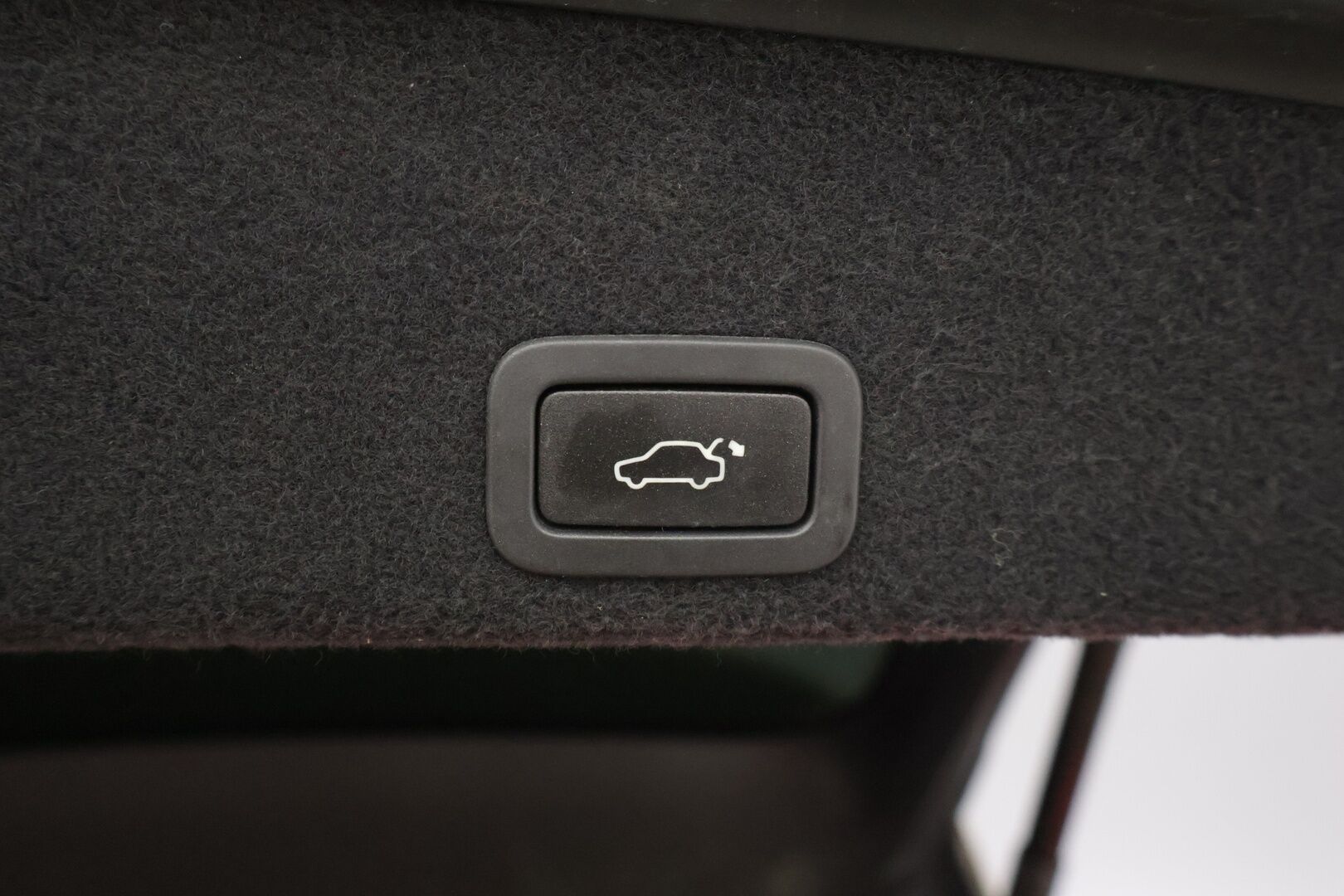 Volvo XC60 2017 D4 AWD Business Classic R-Design aut * Xenon / Webasto / Koukku / Lämm. tuulilasi / Peruutuskamera * - Jakopää tehty 2/26 / Suomi-auto / Facelift / Ratinlämmitin / Ylläpitolaturi / 2x renkaat vanteilla