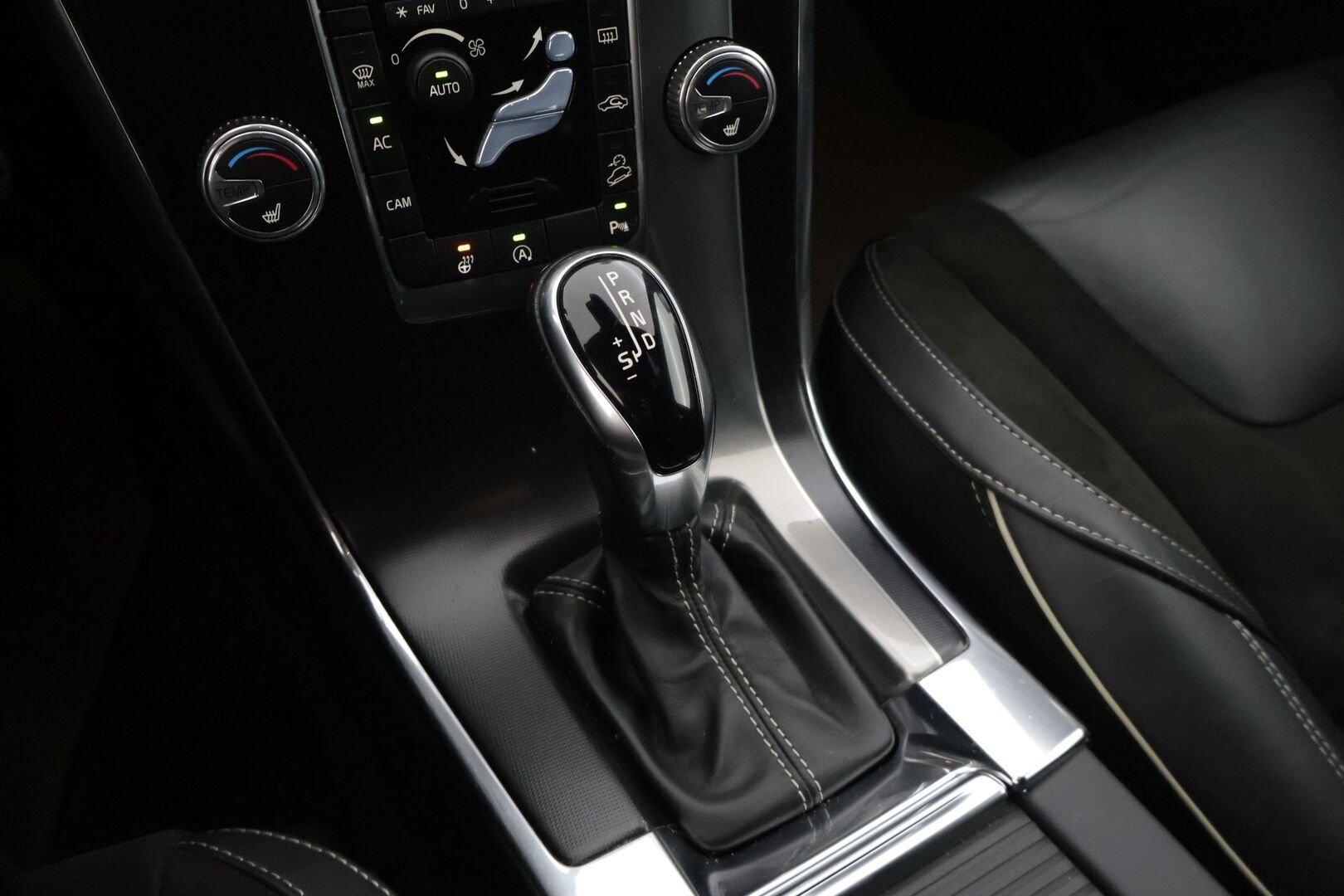 Volvo XC60 2017 D4 AWD Business Classic R-Design aut * Xenon / Webasto / Koukku / Lämm. tuulilasi / Peruutuskamera * - Jakopää tehty 2/26 / Suomi-auto / Facelift / Ratinlämmitin / Ylläpitolaturi / 2x renkaat vanteilla