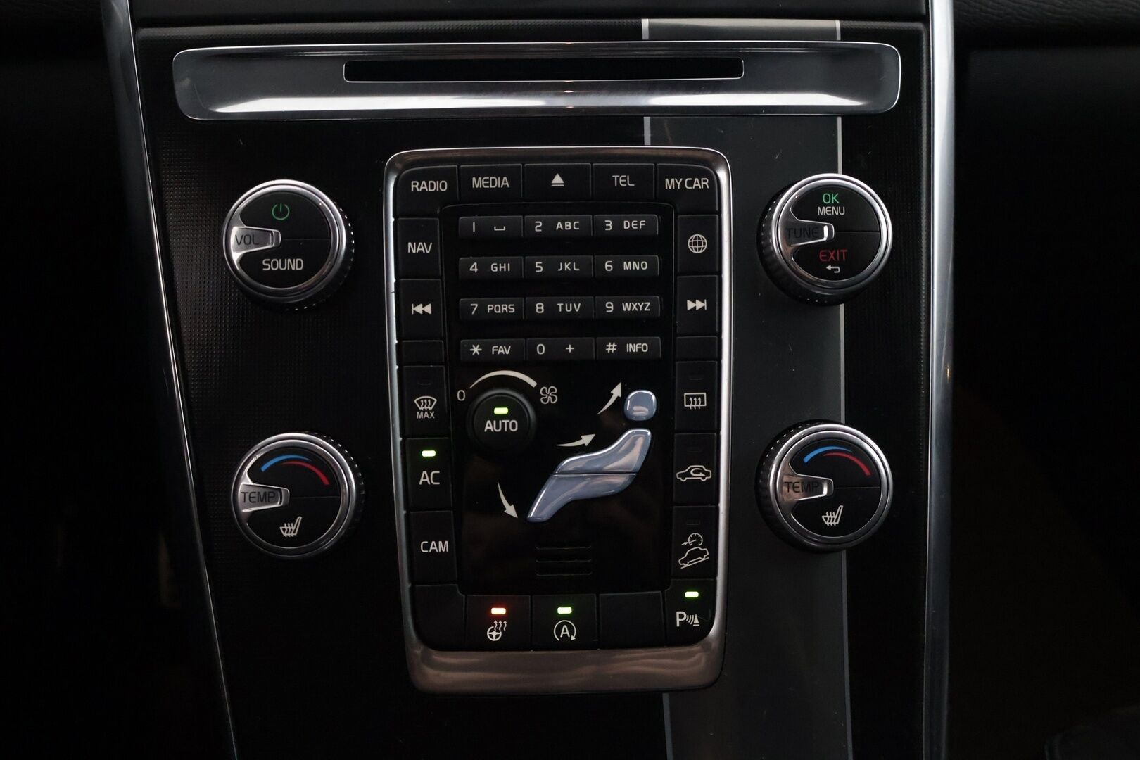 Volvo XC60 2017 D4 AWD Business Classic R-Design aut * Xenon / Webasto / Koukku / Lämm. tuulilasi / Peruutuskamera * - Jakopää tehty 2/26 / Suomi-auto / Facelift / Ratinlämmitin / Ylläpitolaturi / 2x renkaat vanteilla