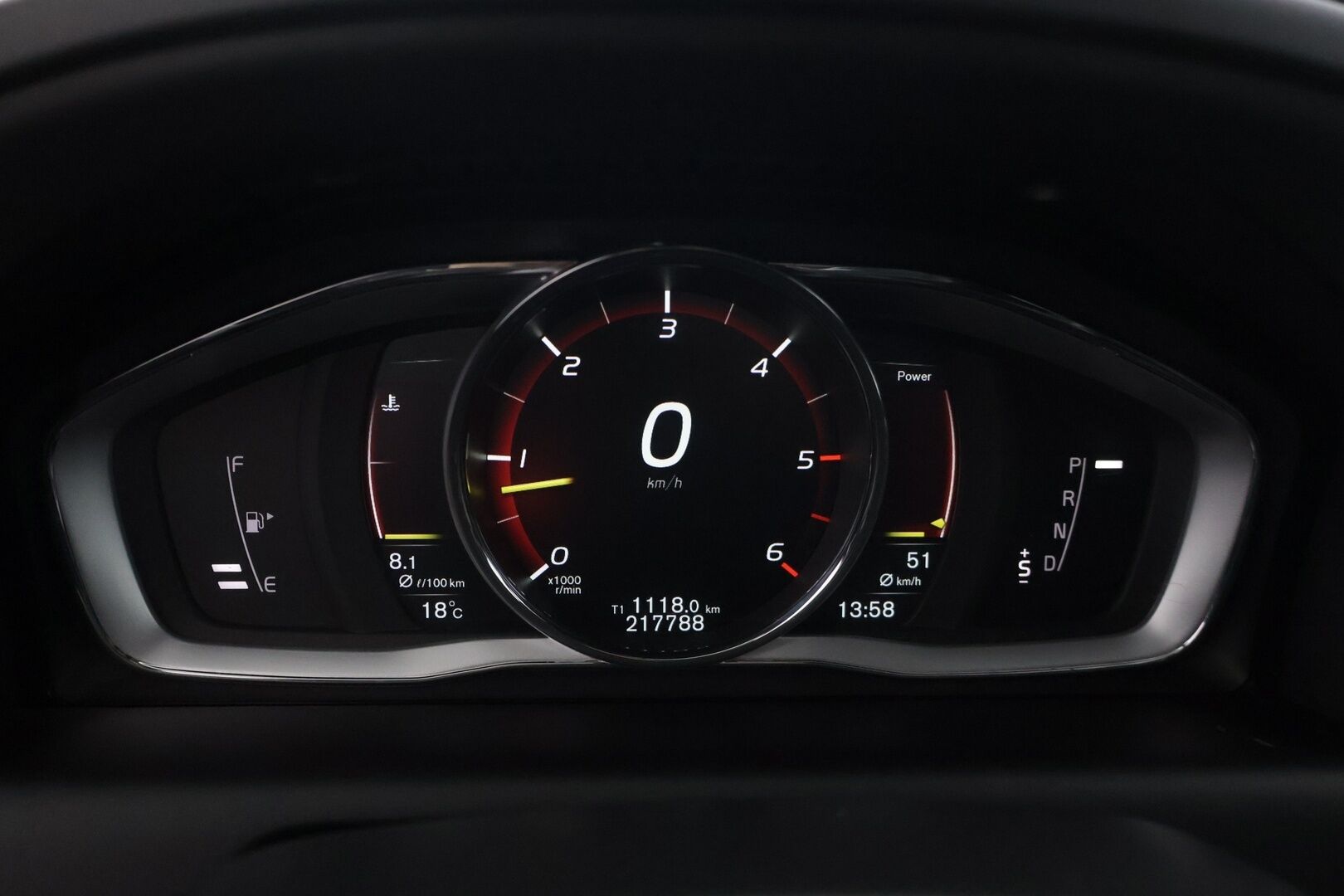 Volvo XC60 2017 D4 AWD Business Classic R-Design aut * Xenon / Webasto / Koukku / Lämm. tuulilasi / Peruutuskamera * - Jakopää tehty 2/26 / Suomi-auto / Facelift / Ratinlämmitin / Ylläpitolaturi / 2x renkaat vanteilla