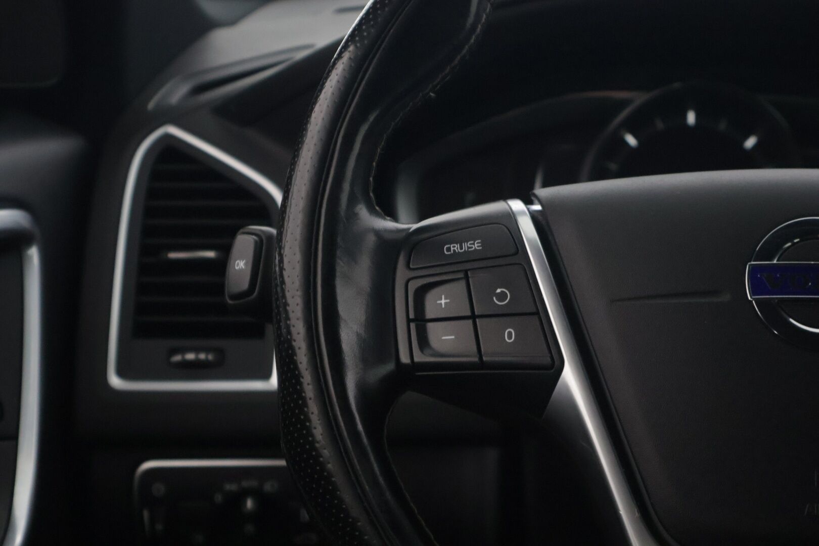 Volvo XC60 2017 D4 AWD Business Classic R-Design aut * Suomiauto / Webasto / Koukku / Lämm. tuulilasi / Peruutuskamera * - Facelift / Ratinlämmitin / Ylläpitolaturi / 2x renkaat vanteilla