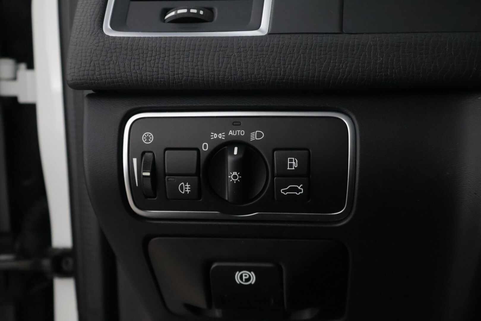 Volvo XC60 2017 D4 AWD Business Classic R-Design aut * Suomiauto / Webasto / Koukku / Lämm. tuulilasi / Peruutuskamera * - Facelift / Ratinlämmitin / Ylläpitolaturi / 2x renkaat vanteilla