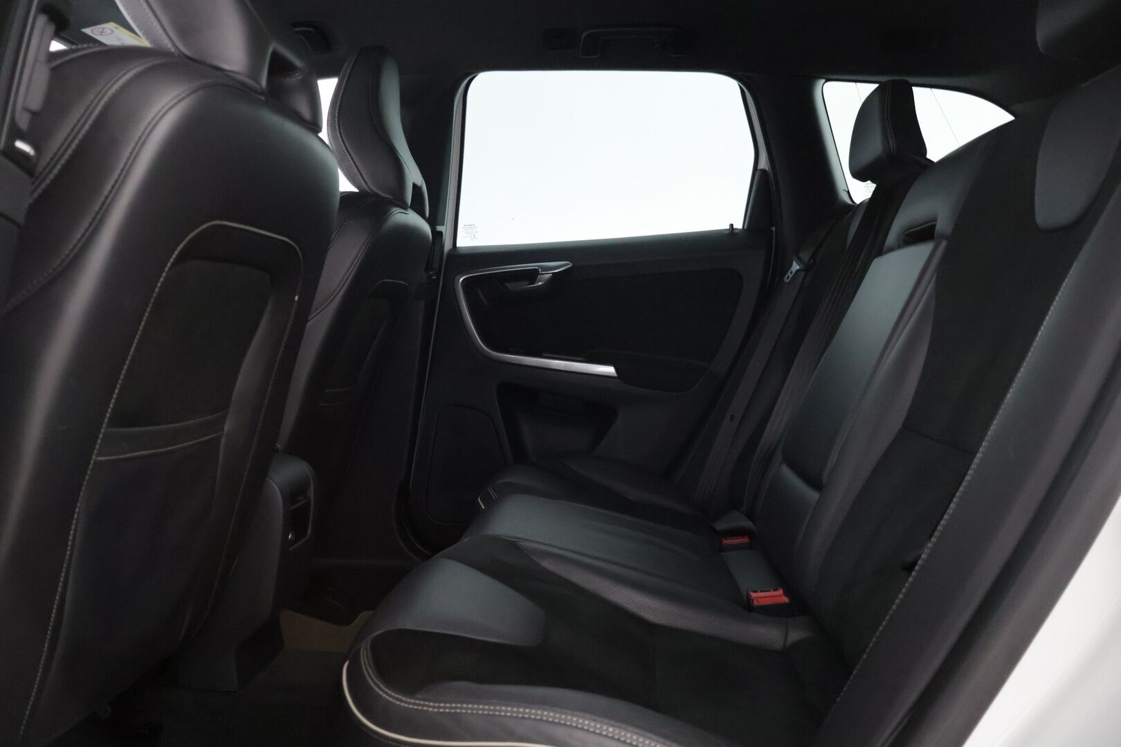 Volvo XC60 2017 D4 AWD Business Classic R-Design aut * Xenon / Webasto / Koukku / Lämm. tuulilasi / Peruutuskamera * - Parempi 2.4 moottori! / Jakopää tehty 2/26 / Suomi-auto / Facelift / Ratinlämmitin / Ylläpitolaturi / 2x renkaat vanteilla