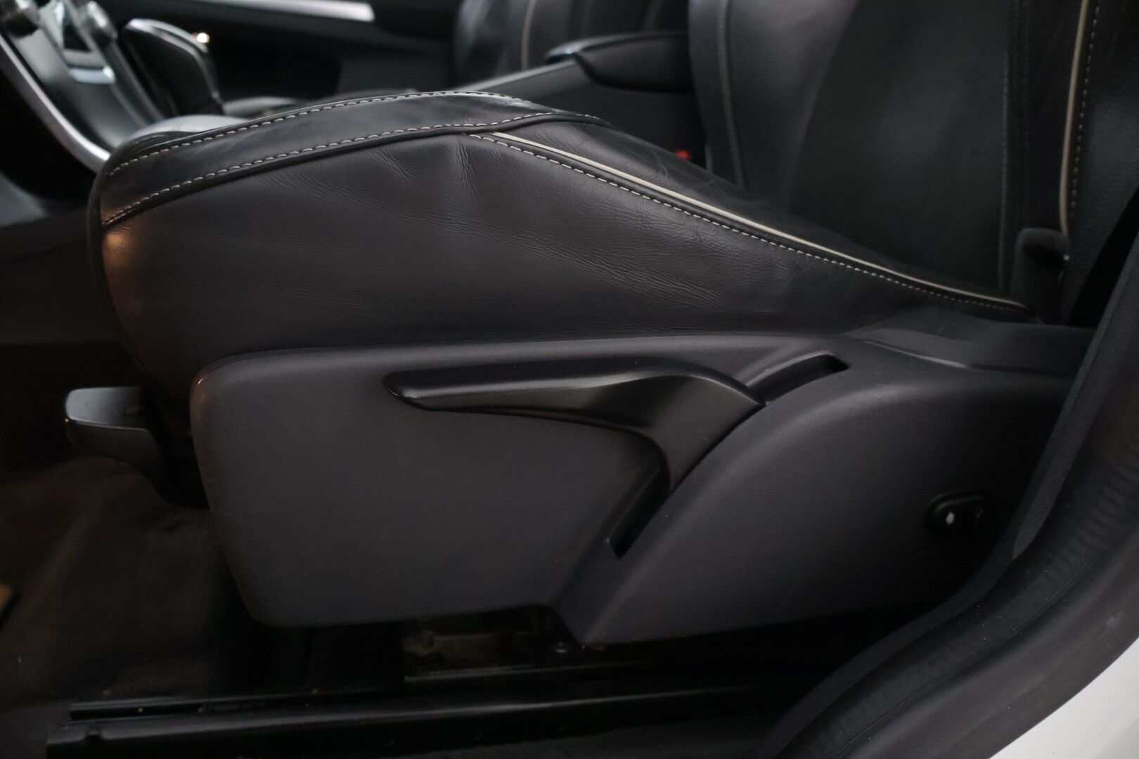 Volvo XC60 2017 D4 AWD Business Classic R-Design aut * Suomiauto / Webasto / Koukku / Lämm. tuulilasi / Peruutuskamera * - Facelift / Ratinlämmitin / Ylläpitolaturi / 2x renkaat vanteilla