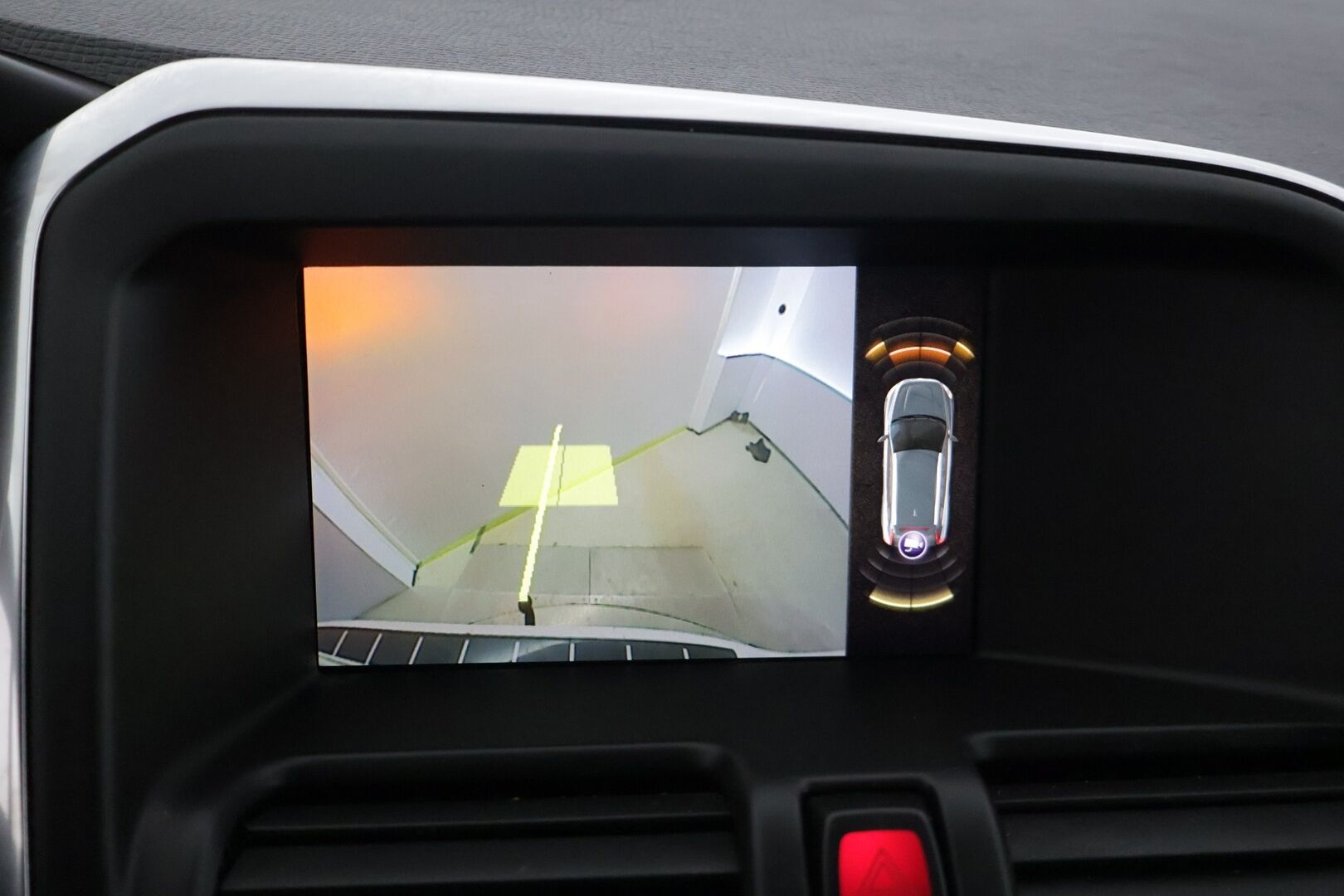 Volvo XC60 2017 D4 AWD Business Classic R-Design aut * Xenon / Webasto / Koukku / Lämm. tuulilasi / Peruutuskamera * - Jakopää tehty 2/26 / Suomi-auto / Facelift / Ratinlämmitin / Ylläpitolaturi / 2x renkaat vanteilla