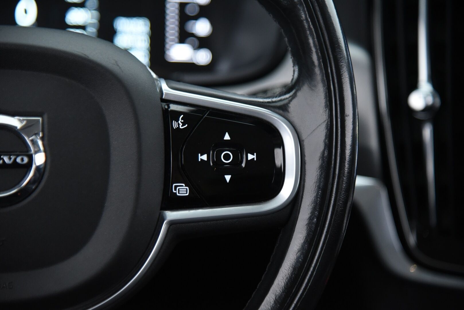 Volvo V90 2017 D3 AWD Momentum aut - ACC | Pilot Assist | Webasto | Koukku | LED | Ei AdBlue! | Nahkasisusta     | Jakopää 01/25 | Hyvä huoltohistoria & 2x vanteet! 