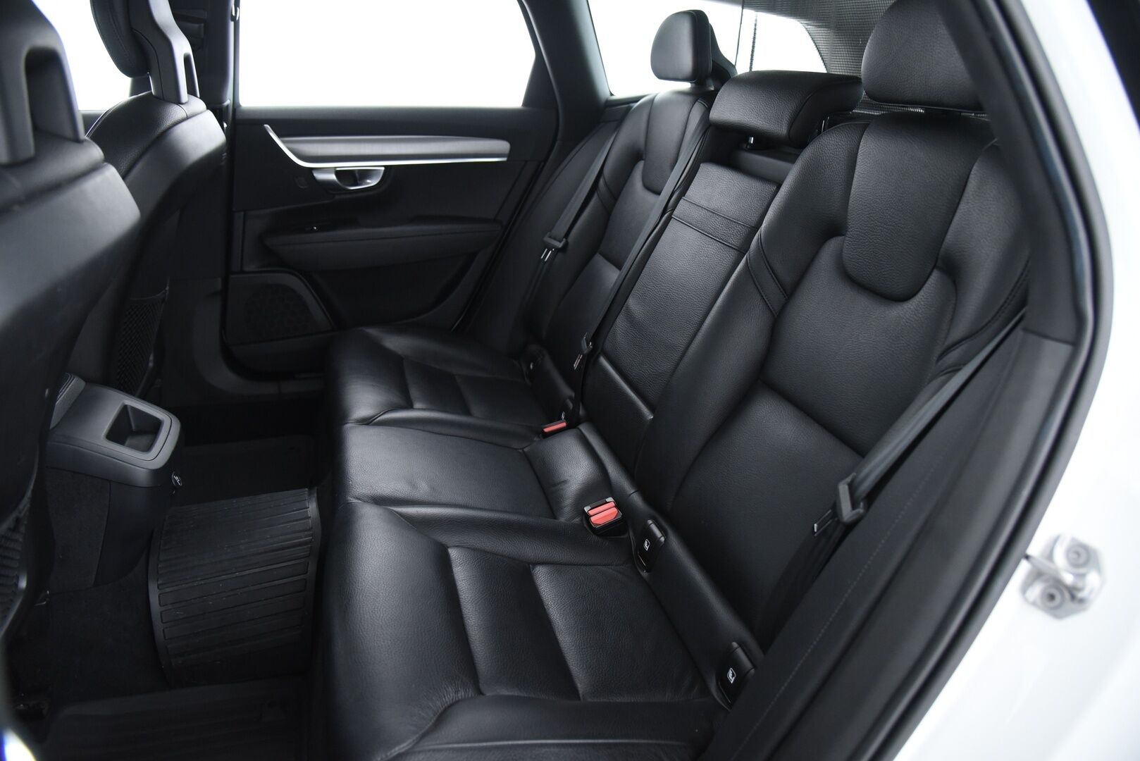 Volvo V90 2017 D3 AWD Momentum aut - ACC | Pilot Assist | Webasto | Koukku | LED | Ei AdBlue! | Nahkasisusta     | Jakopää 01/25 | Hyvä huoltohistoria & 2x vanteet! 