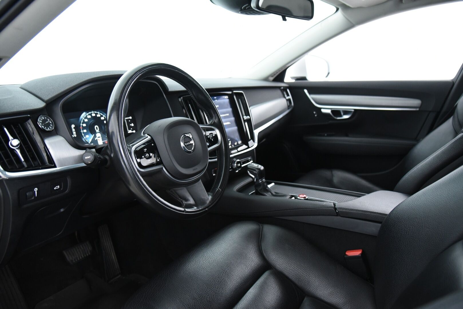 Volvo V90 2017 D3 AWD Momentum aut - ACC | Pilot Assist | Webasto | Koukku | LED | Ei AdBlue! | Nahkasisusta     | Jakopää 01/25 | Hyvä huoltohistoria & 2x vanteet! 