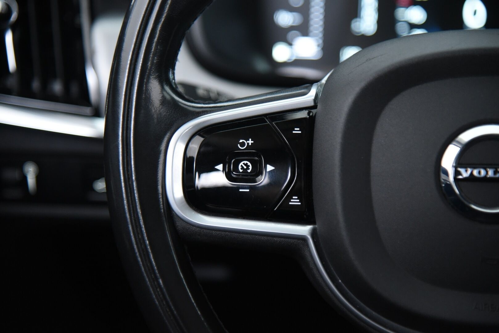 Volvo V90 2017 D3 AWD Momentum aut / ACC & Pilot assist / Webasto / Koukku / VOC - Ilman AD-Blue järjestelmää! / Jakopää tehty 01/2025! / Merkkihuollettu / 