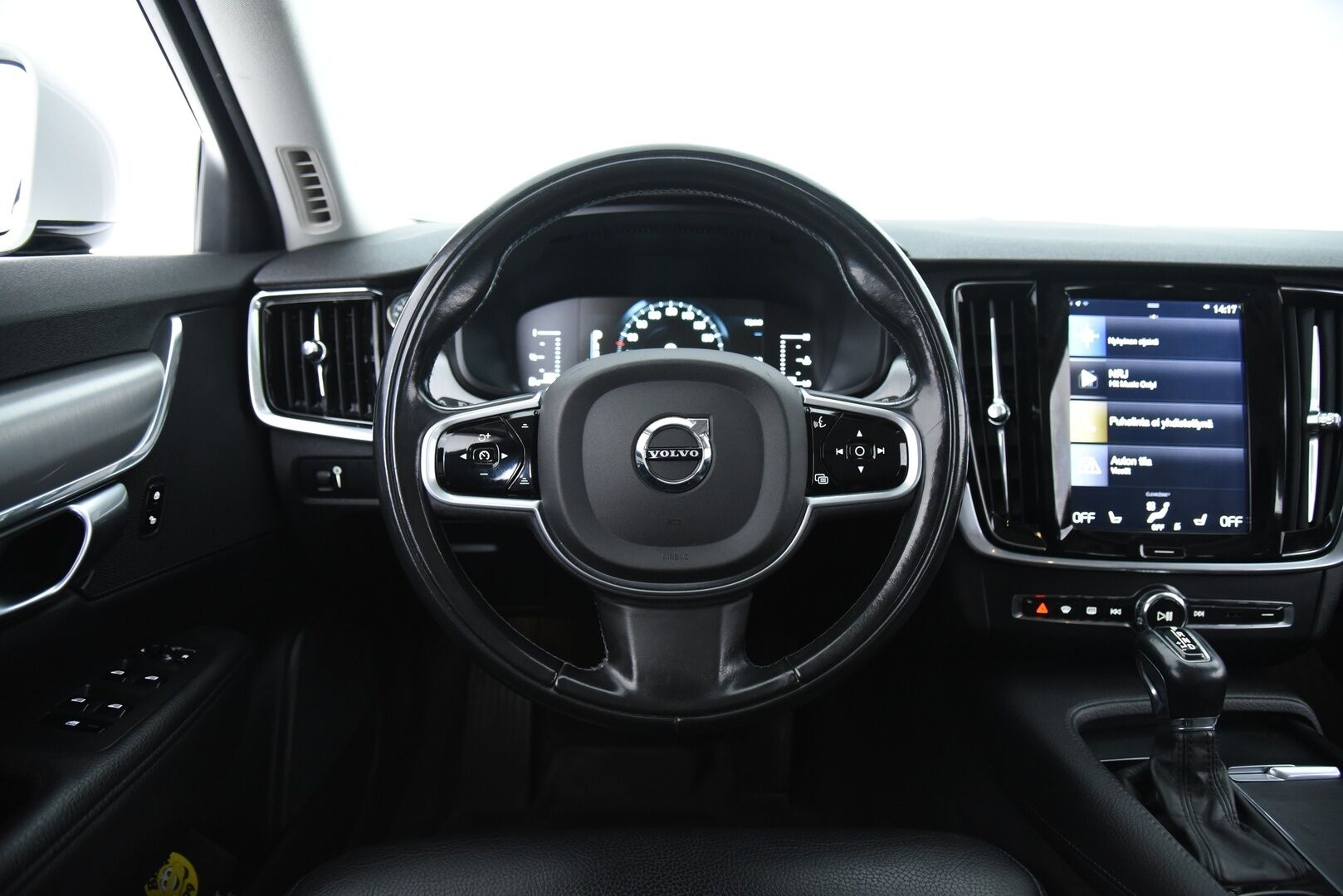 Volvo V90 2017 D3 AWD Momentum aut - ACC | Pilot Assist | Webasto | Koukku | LED | Ei AdBlue! | Nahkasisusta     | Jakopää 01/25 | Hyvä huoltohistoria & 2x vanteet! 