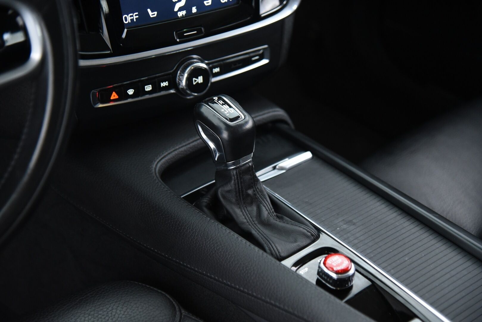 Volvo V90 2017 D3 AWD Momentum aut - ACC | Pilot Assist | Webasto | Koukku | LED | Ei AdBlue! | Nahkasisusta     | Jakopää 01/25 | Hyvä huoltohistoria & 2x vanteet! 